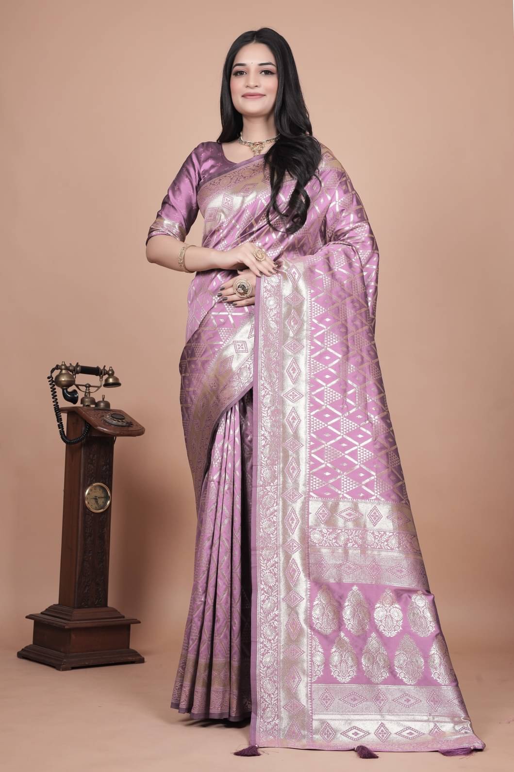     			GSAREEJII Silk Woven Banarasi saree With Unstitched Blouse Piece ( Lavender )