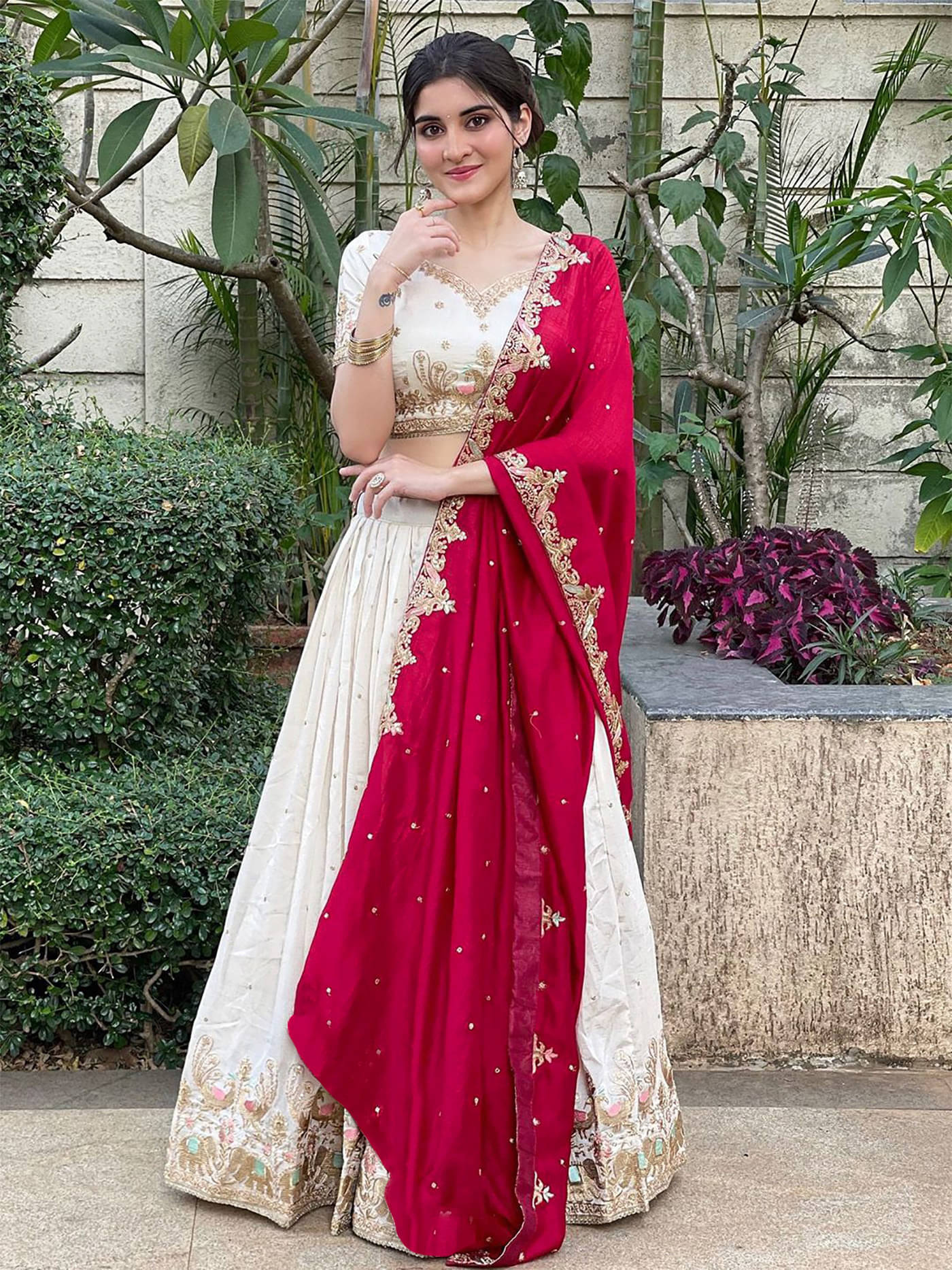     			kedar fab White Silk Circular Semi Stitched Lehenga Single