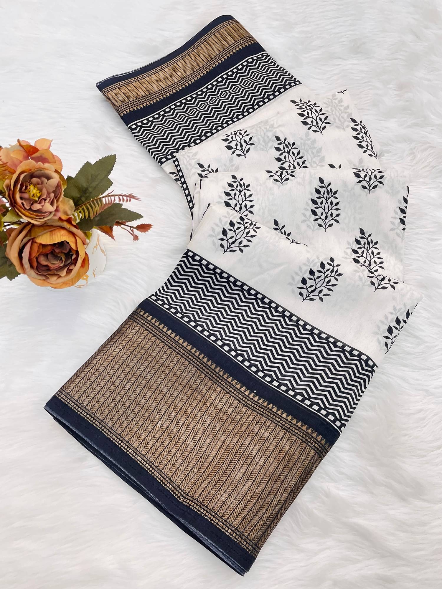     			JULEE Silk Blend Printed Paithani Sarees With Unstitched Blouse Piece ( Black )