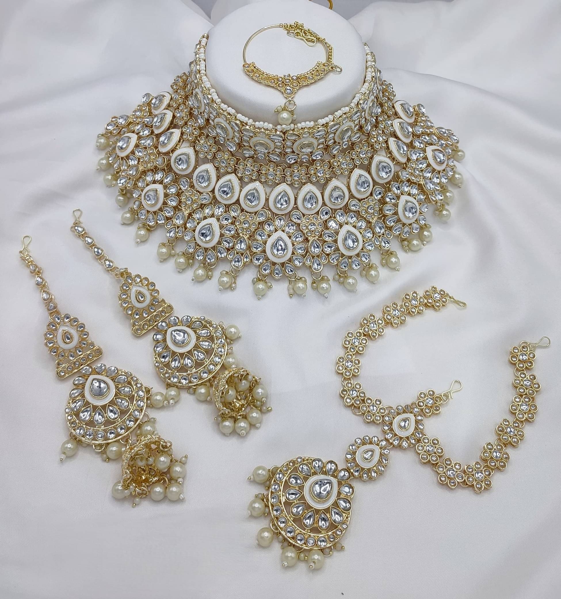     			Yuzi Jewells White Alloy Necklace Set ( Pack of 1 )