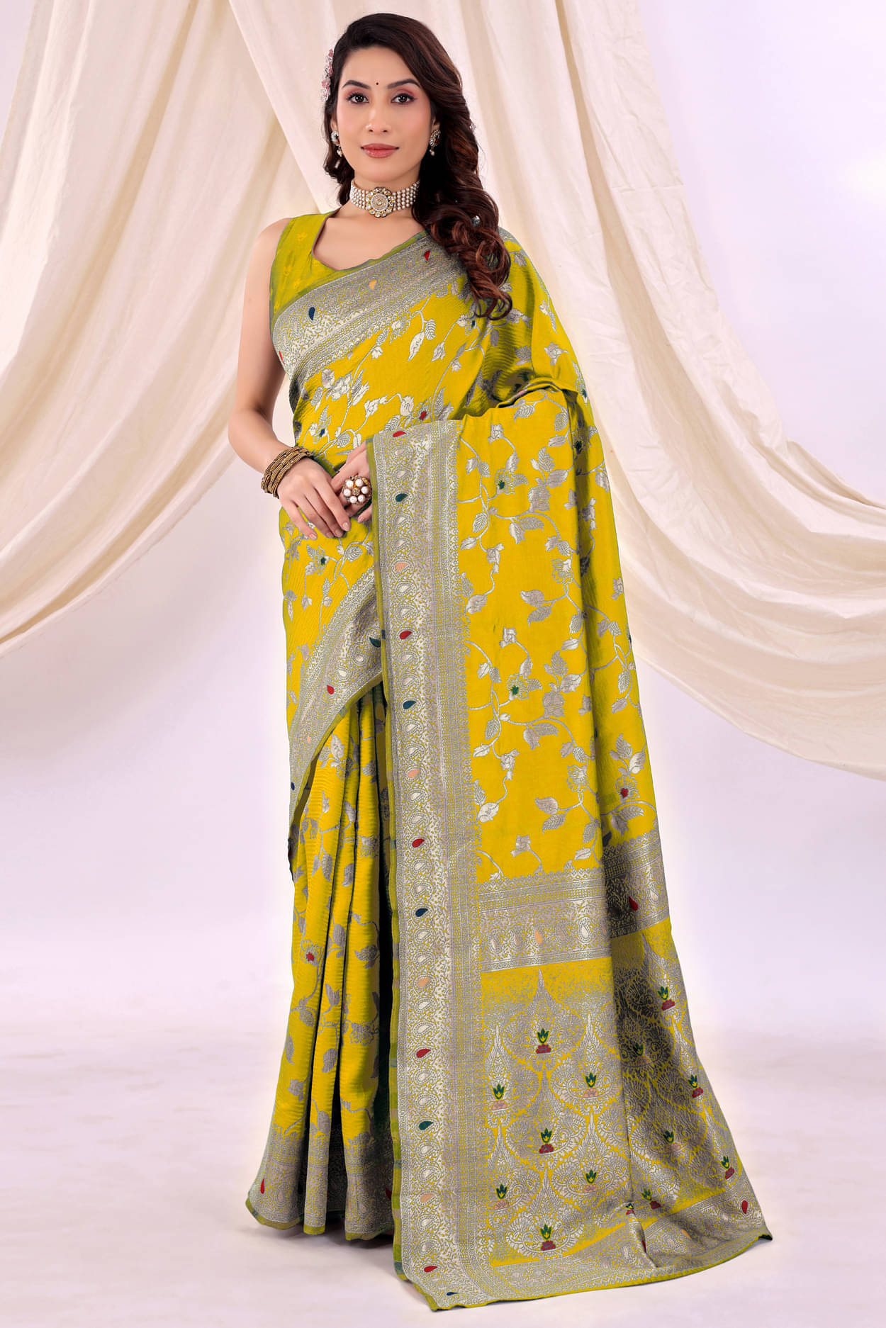     			YUGAVEERAA Silk Embellished Saree With Unstitched Blouse Piece ( Yellow )