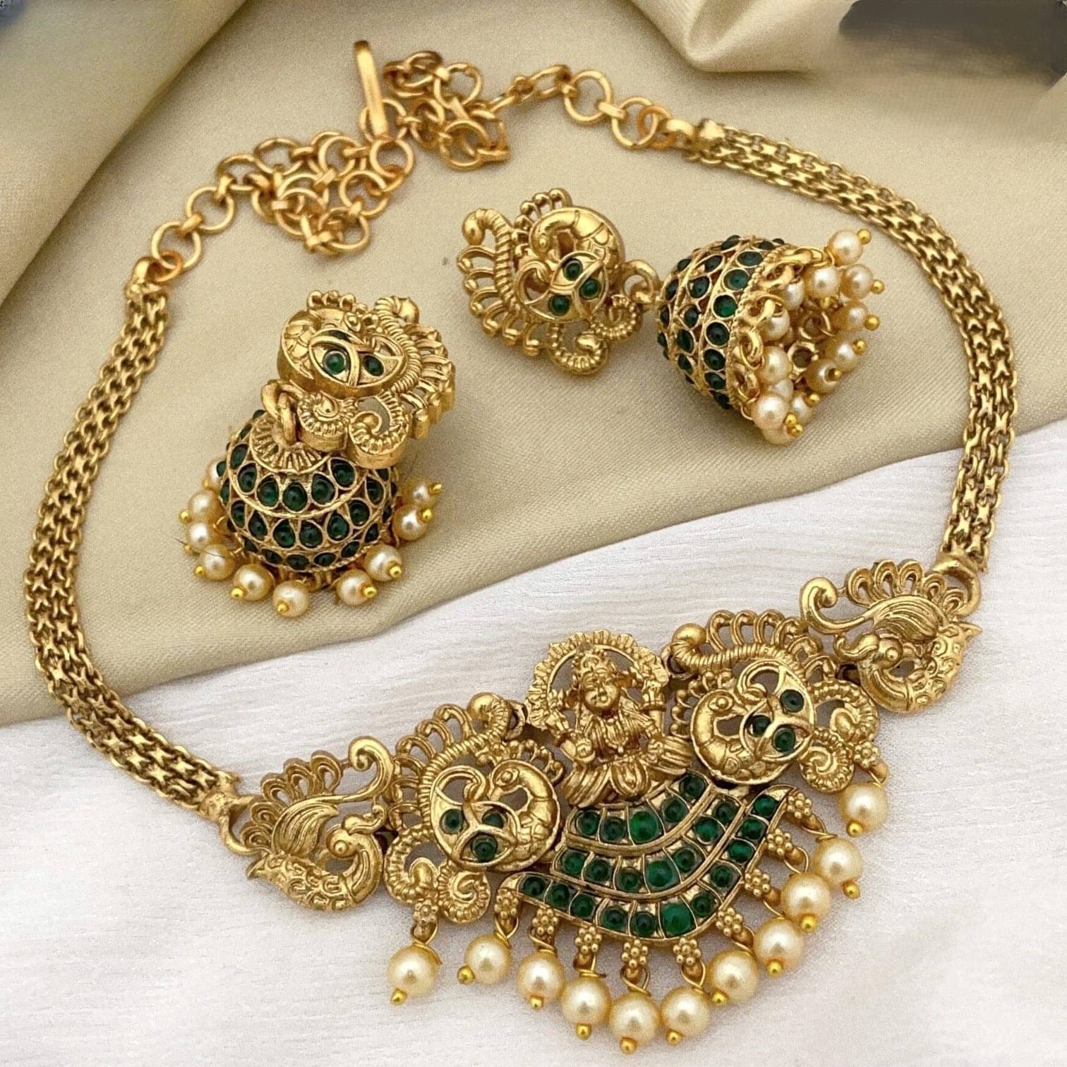     			Yuzi Jewells Green Alloy Necklace Set ( Pack of 1 )