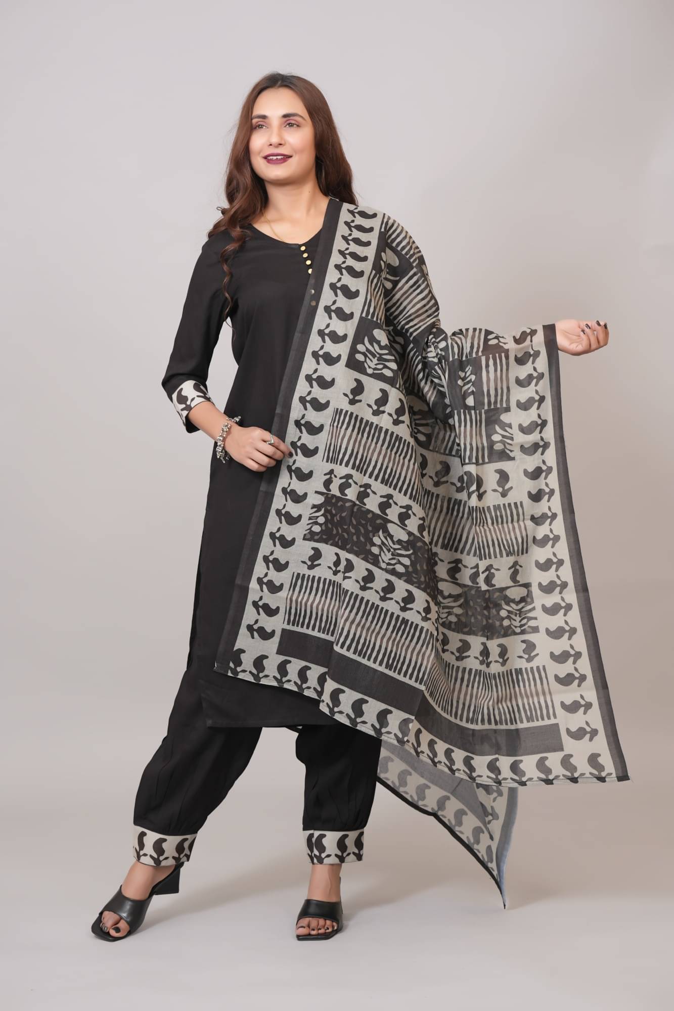 Adaa Women Rayon Printed Straight Kurti With Palazzo ( Black ) Adaa Women Rayon Printed Straight Kurti With Palazzo ( Black )