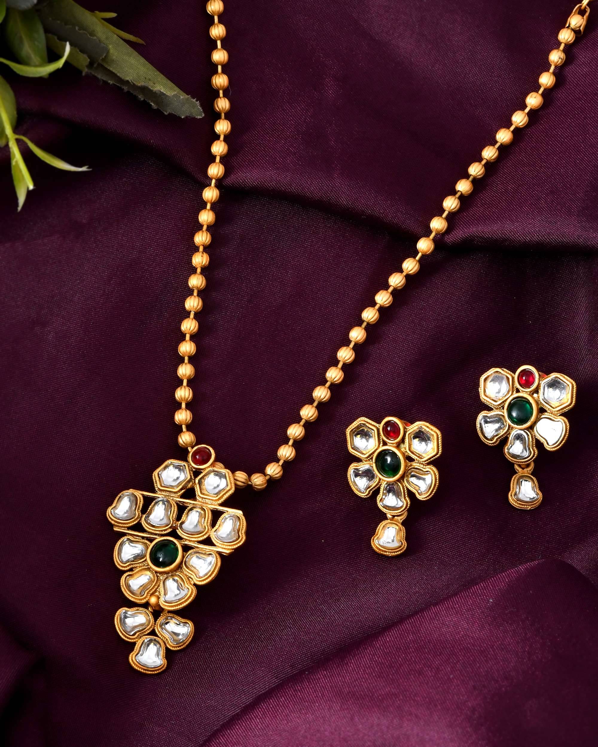     			Jewels Nest Gold Alloy Necklace Set ( Pack of 1 )