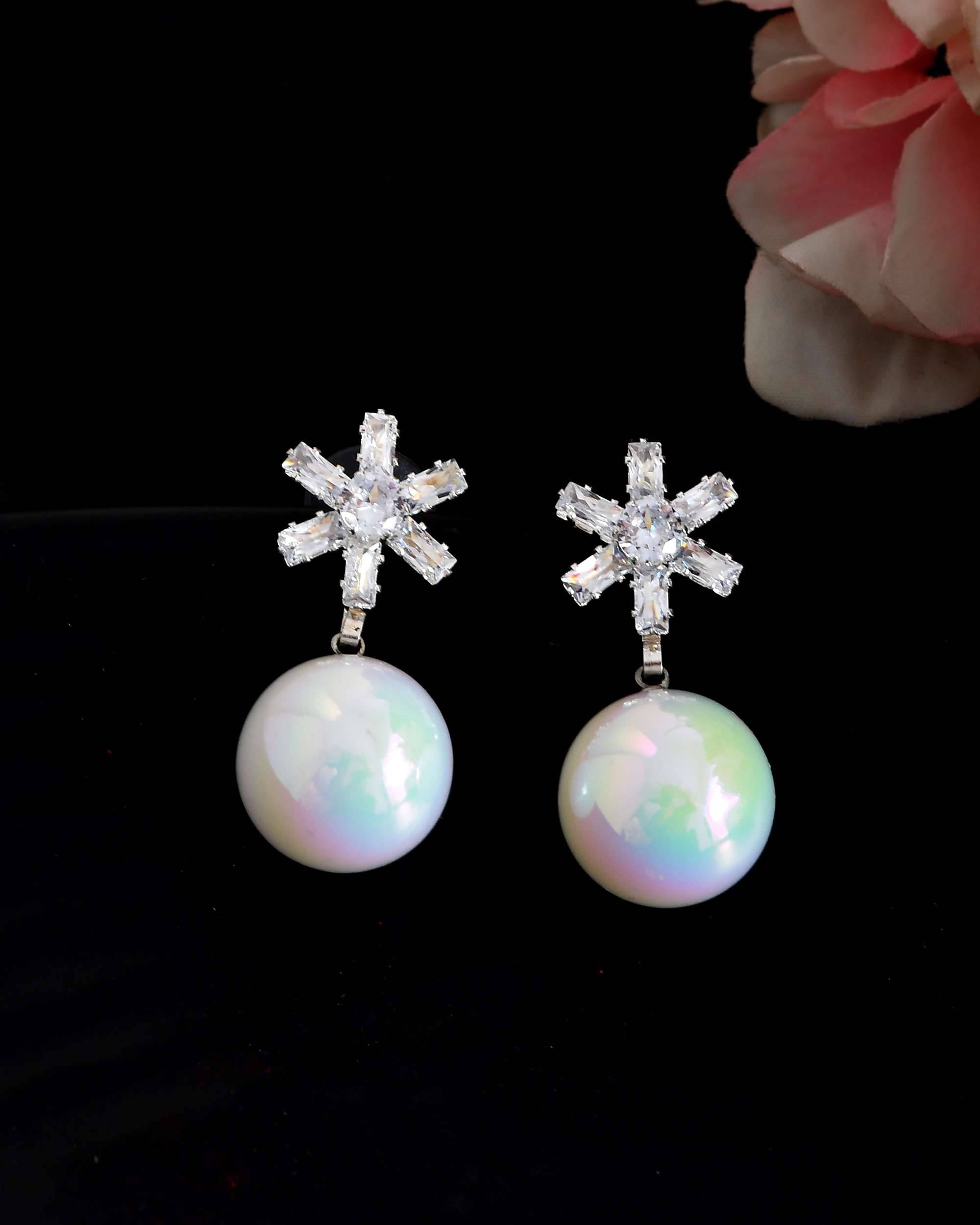     			Jewels Nest Golden Stud Earrings ( Pack of 1 )