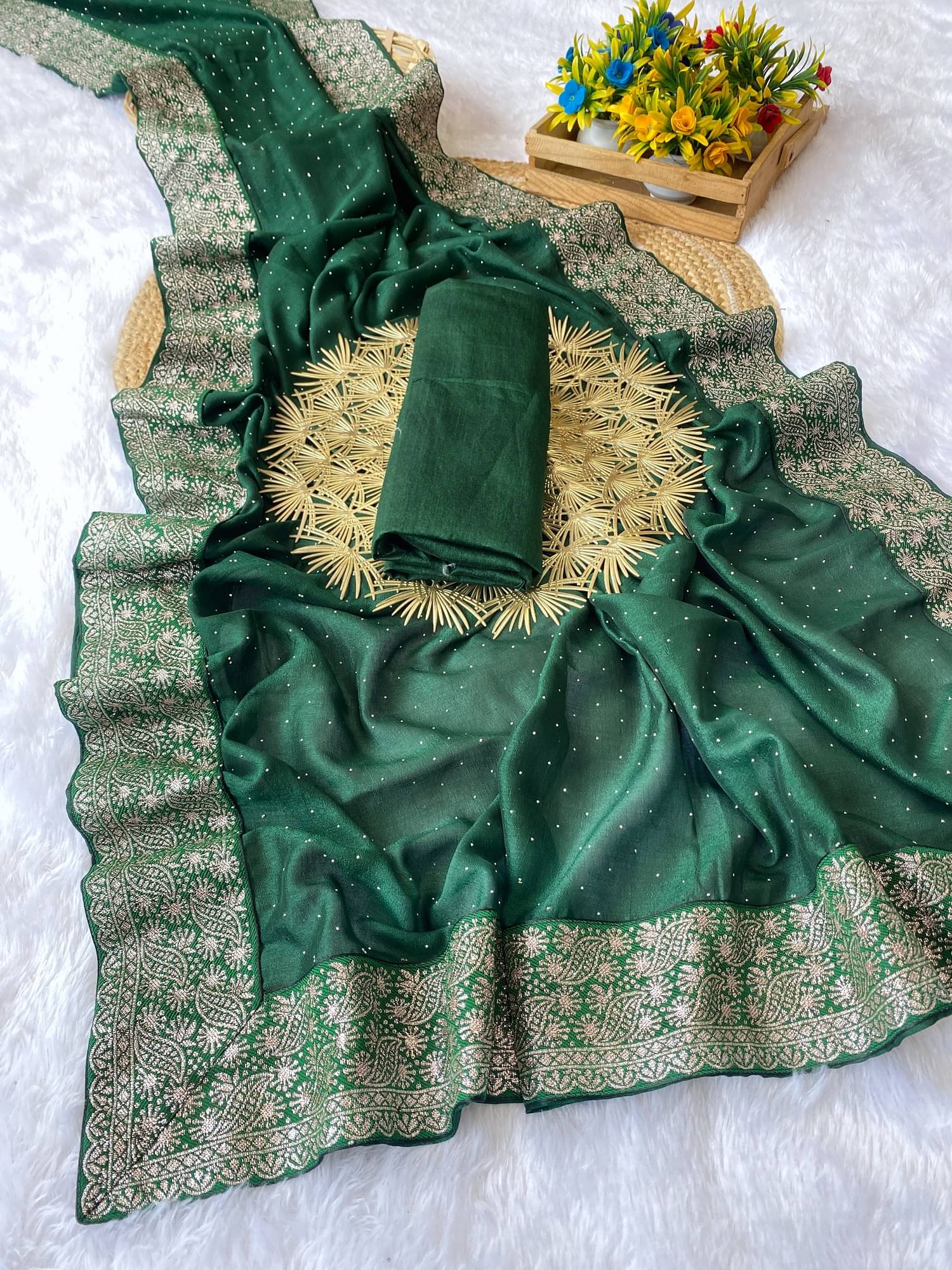     			Apnisha Silk Embroidered Saree With Unstitched Blouse Piece ( Green )