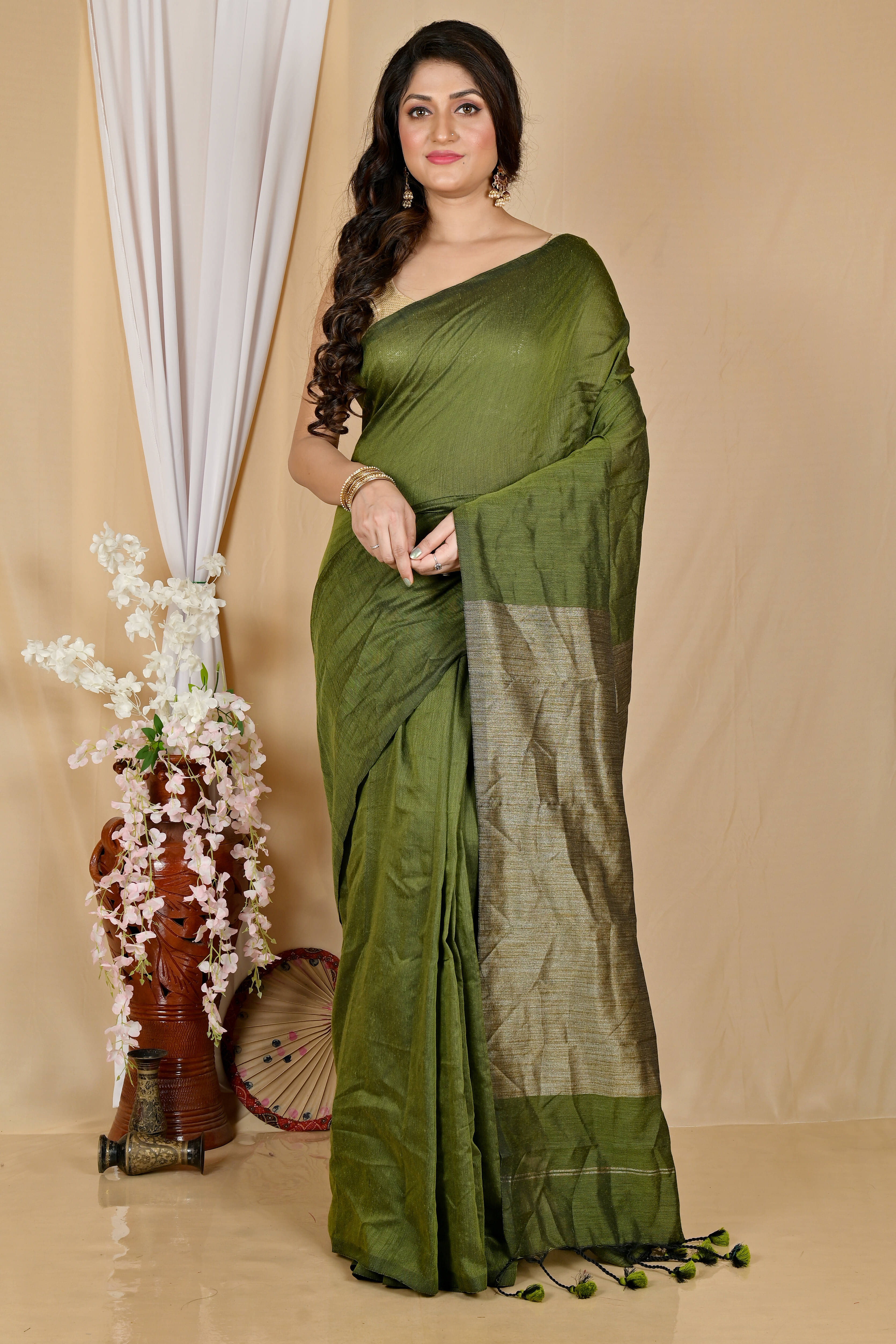 BRYNBRIT Cotton Self Design Tant Saree With Unstitched Blouse Piece ( Dark Grey ) BRYNBRIT Cotton Self Design Tant Saree With Unstitched Blouse Piece ( Dark Grey )