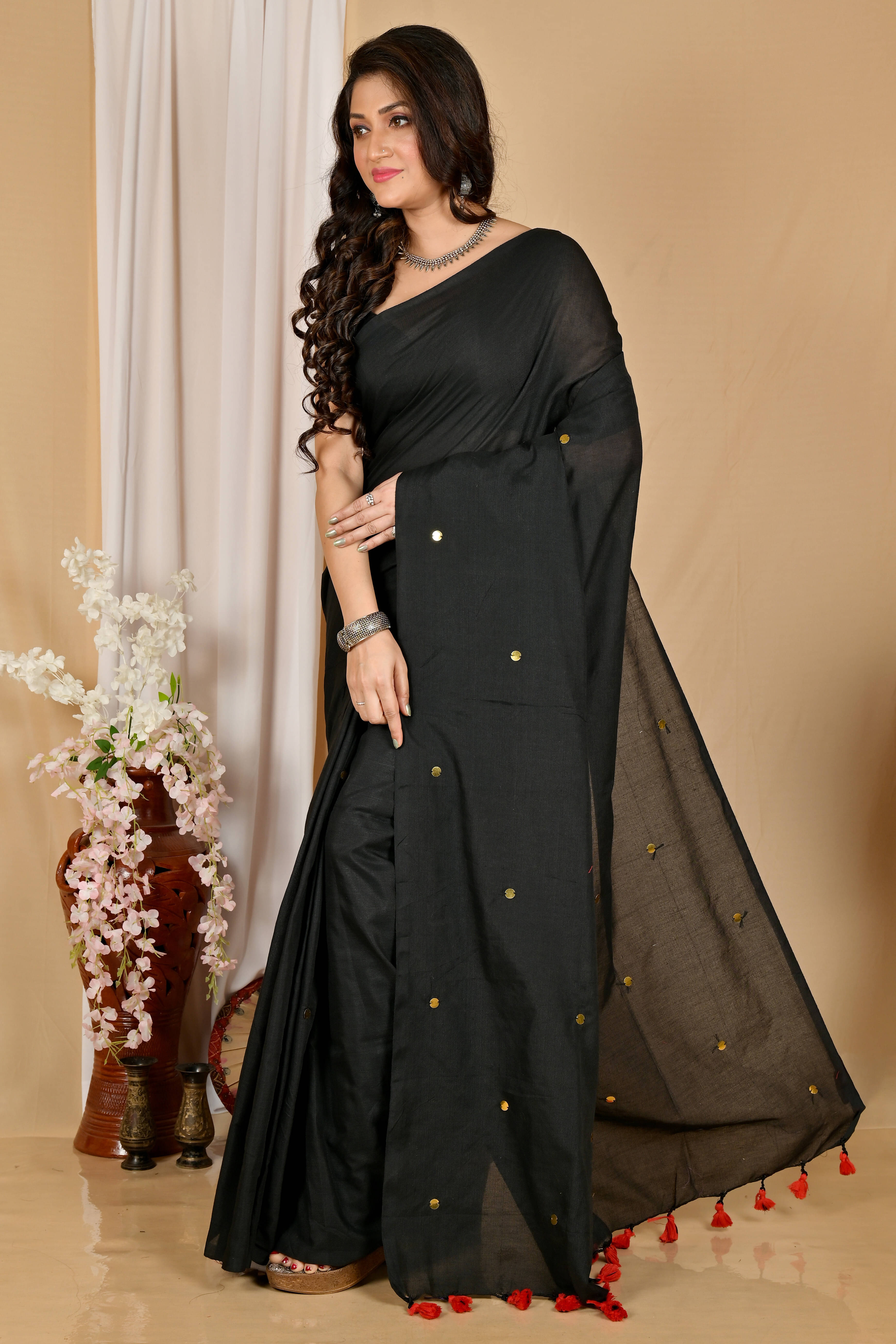     			BRYNBRIT Cotton Self Design Tant Saree With Unstitched Blouse Piece ( Black )