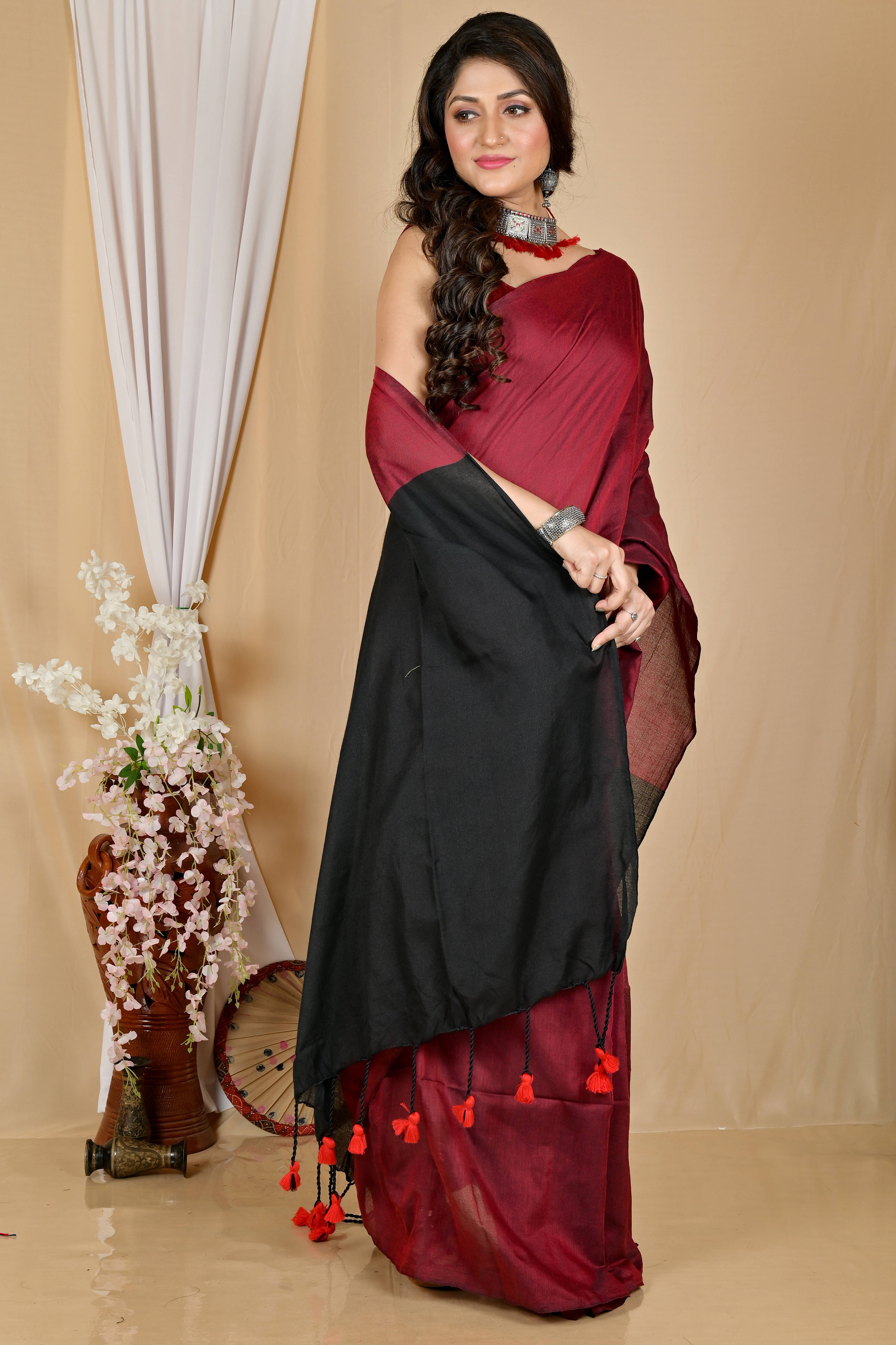BRYNBRIT Cotton Self Design Tant Saree With Unstitched Blouse Piece ( Red )     			BRYNBRIT Cotton Self Design Tant Saree With Unstitched Blouse Piece ( Red )