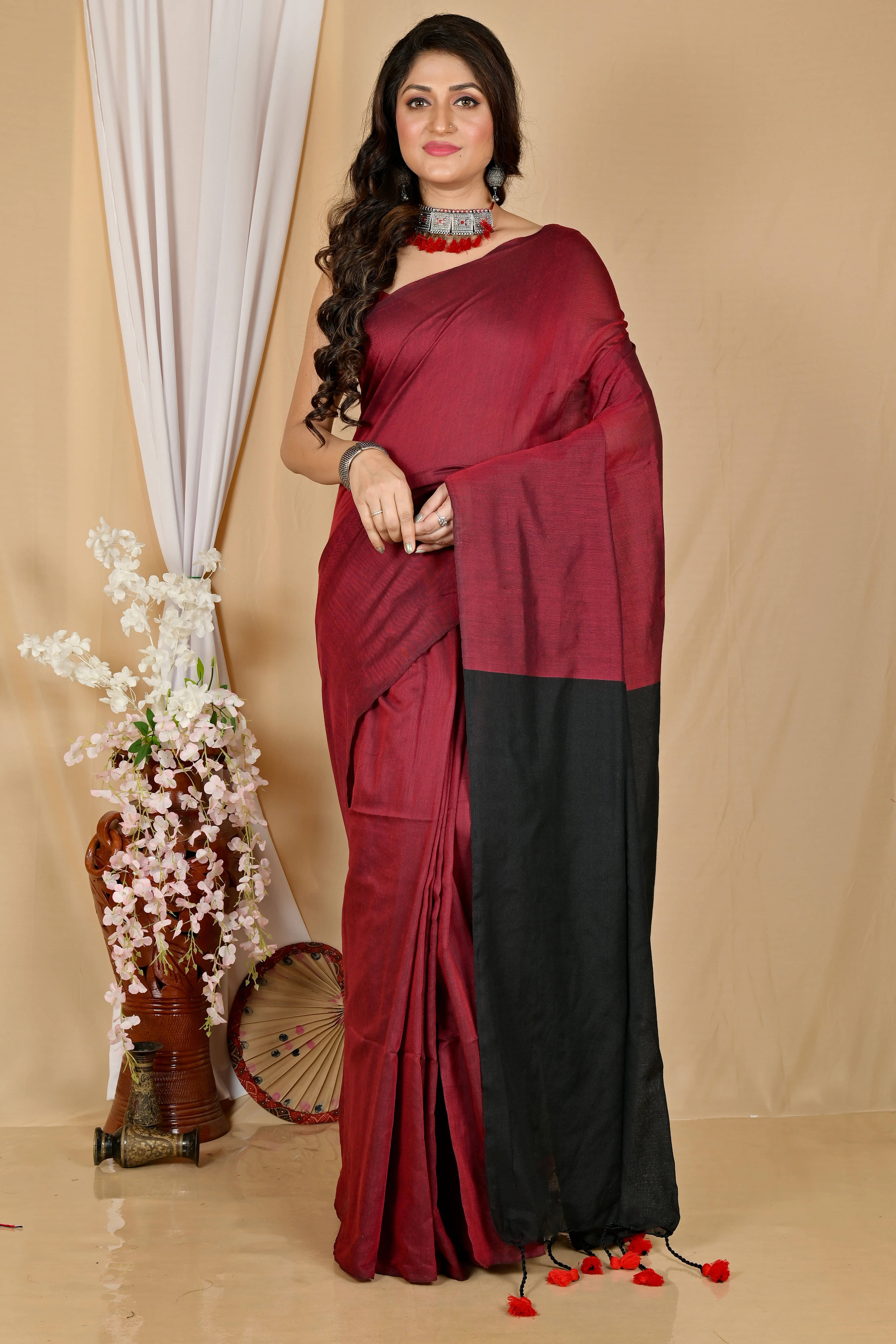 BRYNBRIT Cotton Self Design Tant Saree With Unstitched Blouse Piece ( Red ) BRYNBRIT Cotton Self Design Tant Saree With Unstitched Blouse Piece ( Red )