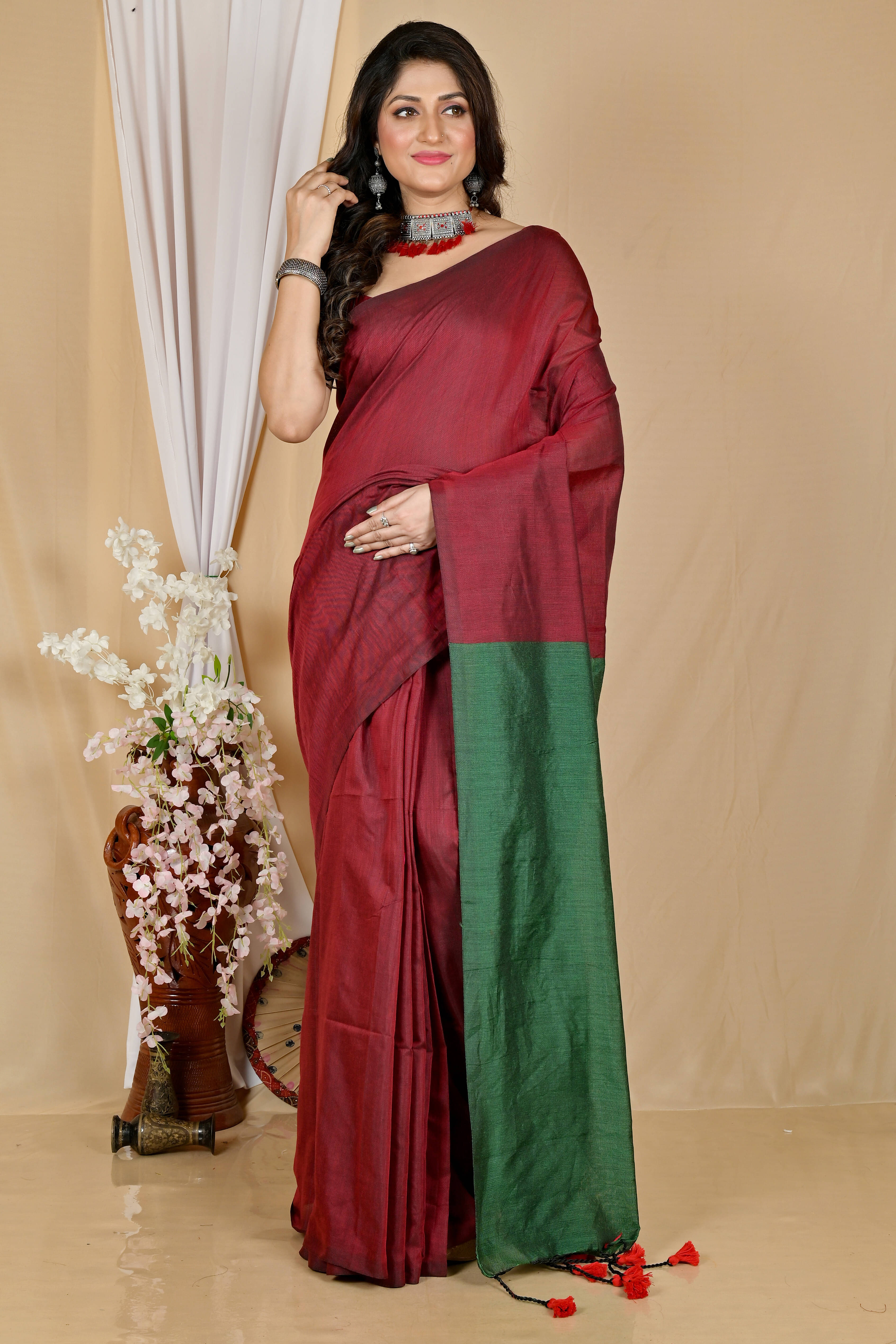 Zayraa Cotton Self Design Tant Saree With Unstitched Blouse Piece ( Red )     			Zayraa Cotton Self Design Tant Saree With Unstitched Blouse Piece ( Red )