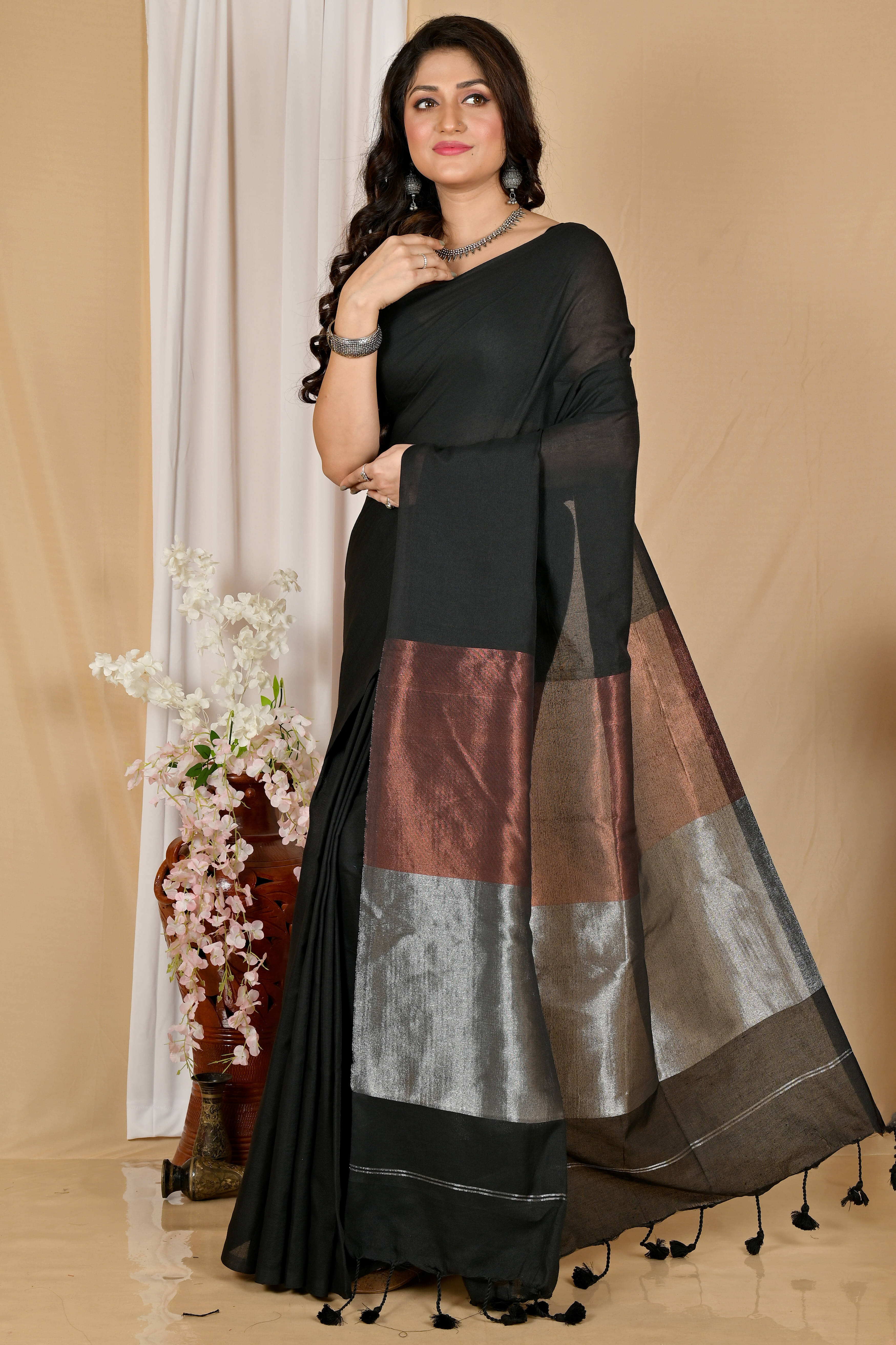     			Zayraa Cotton Self Design Tant Saree With Unstitched Blouse Piece ( Black )