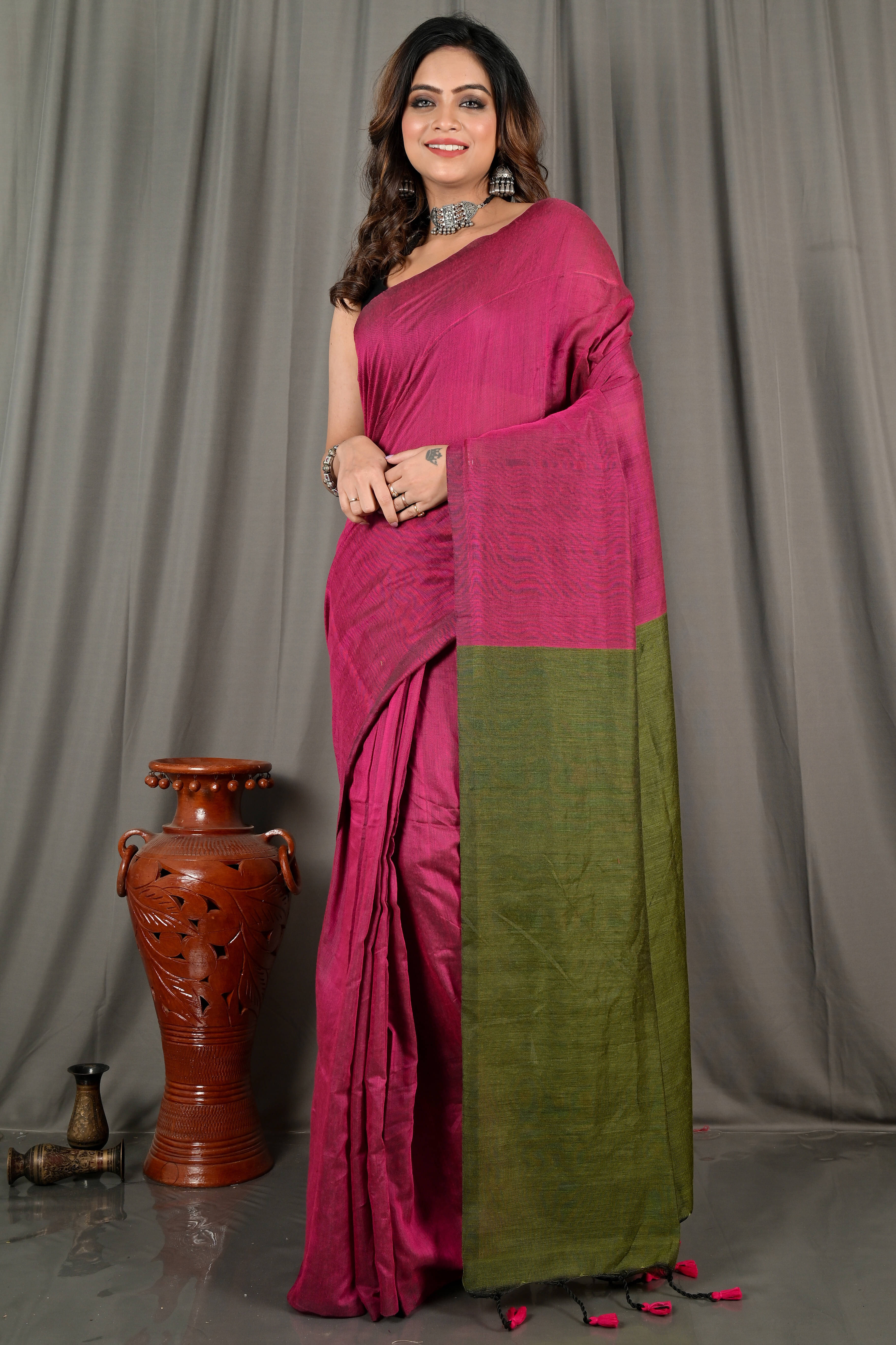     			Zayraa Cotton Self Design Tant Saree With Unstitched Blouse Piece ( Dark Grey )