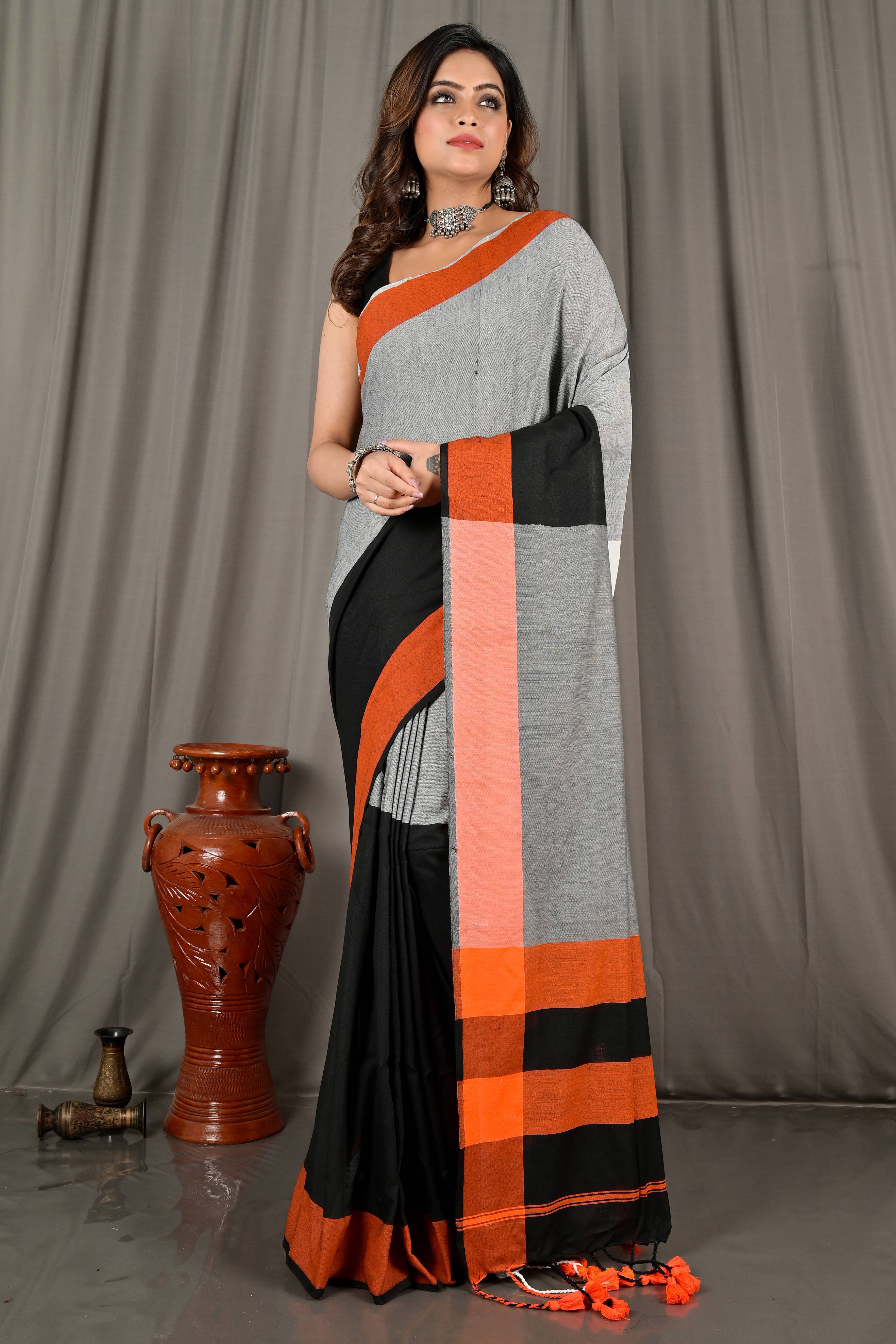     			Zayraa Cotton Self Design Tant Saree With Unstitched Blouse Piece ( White )