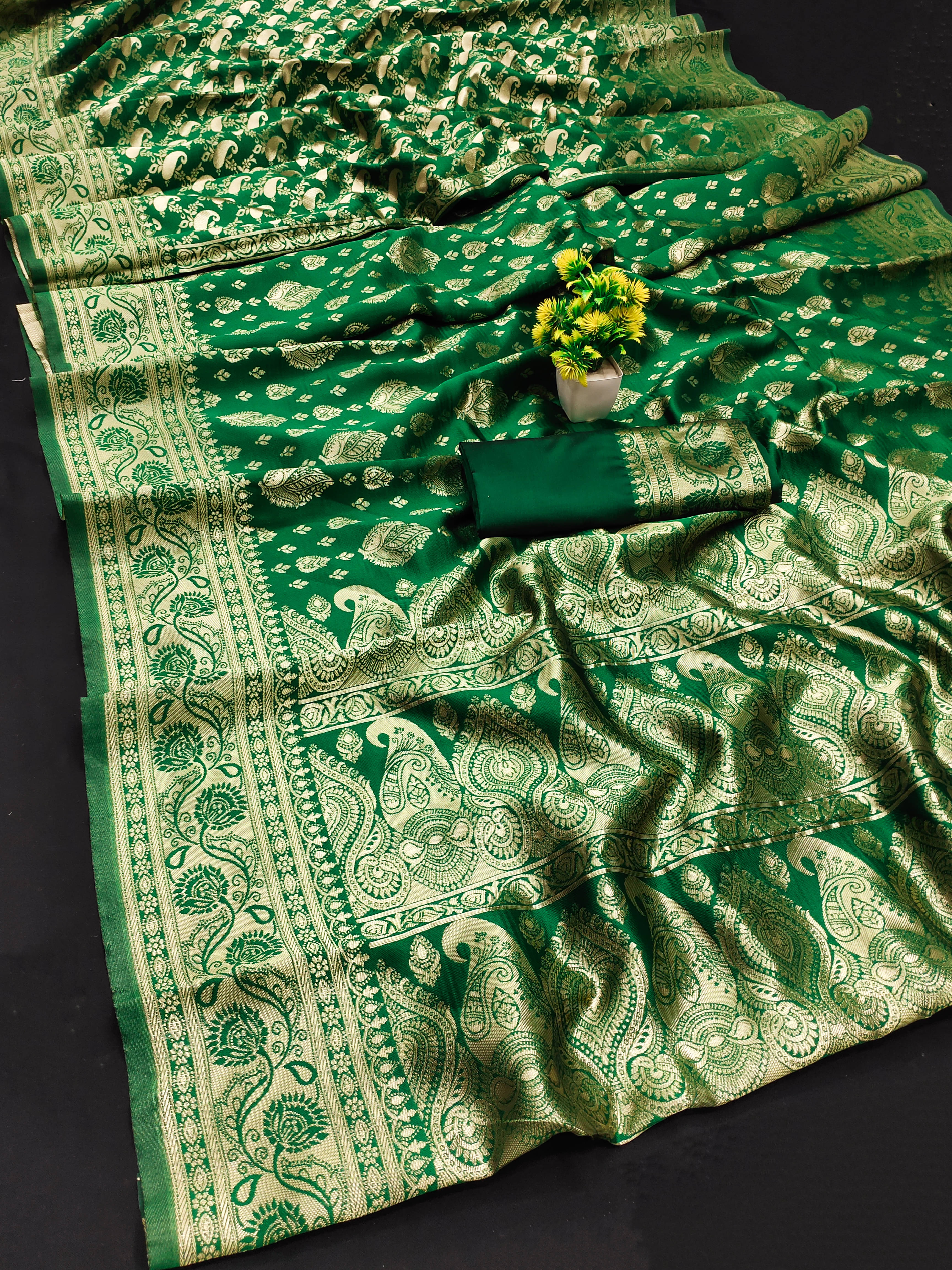 Kanooda Prints Silk Blend Embellished Banarasi saree With Unstitched Blouse Piece ( Green )     			Kanooda Prints Silk Blend Embellished Banarasi saree With Unstitched Blouse Piece ( Green )