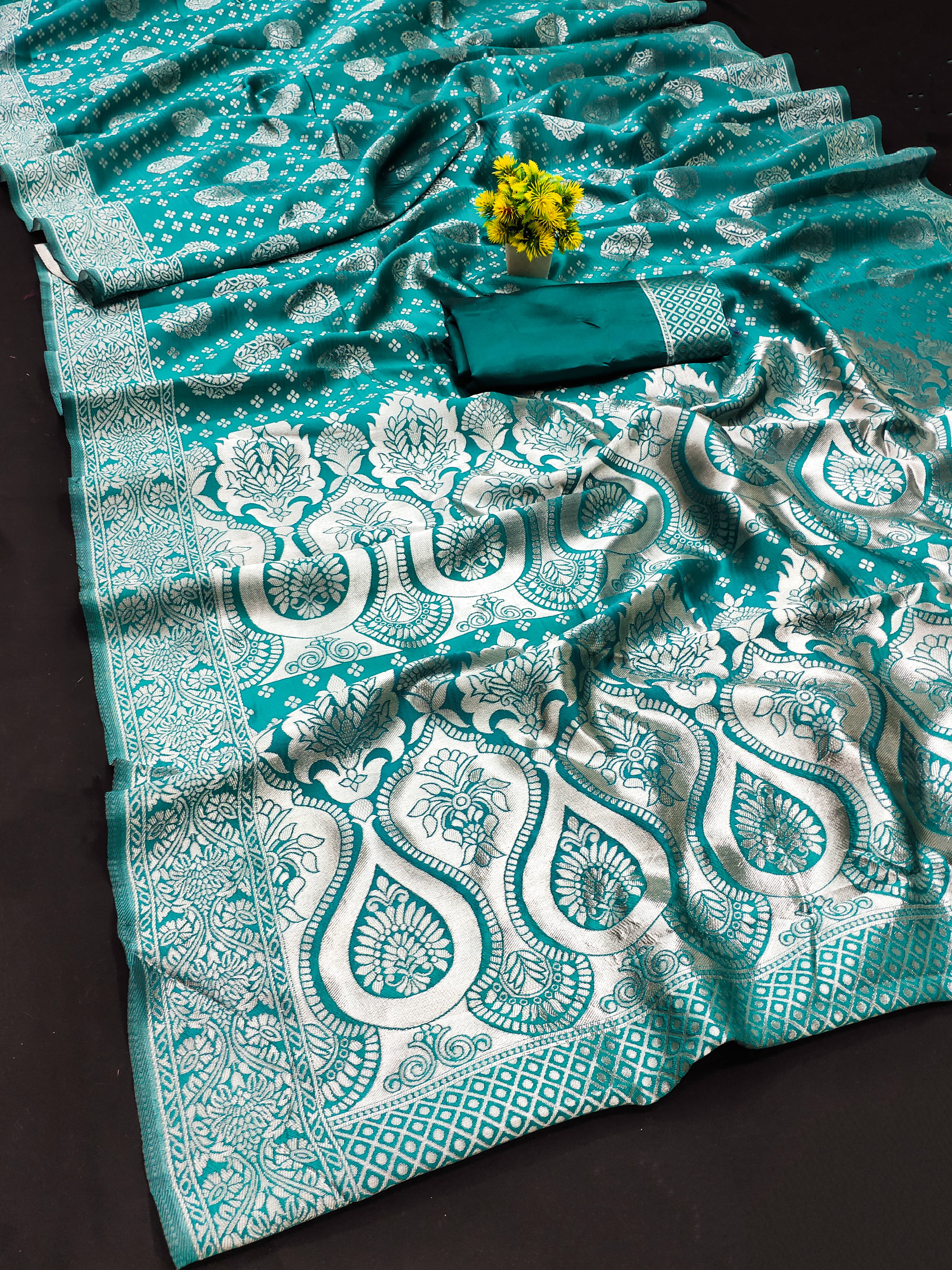     			Maayro Silk Blend Embellished Banarasi saree With Unstitched Blouse Piece ( Rama )