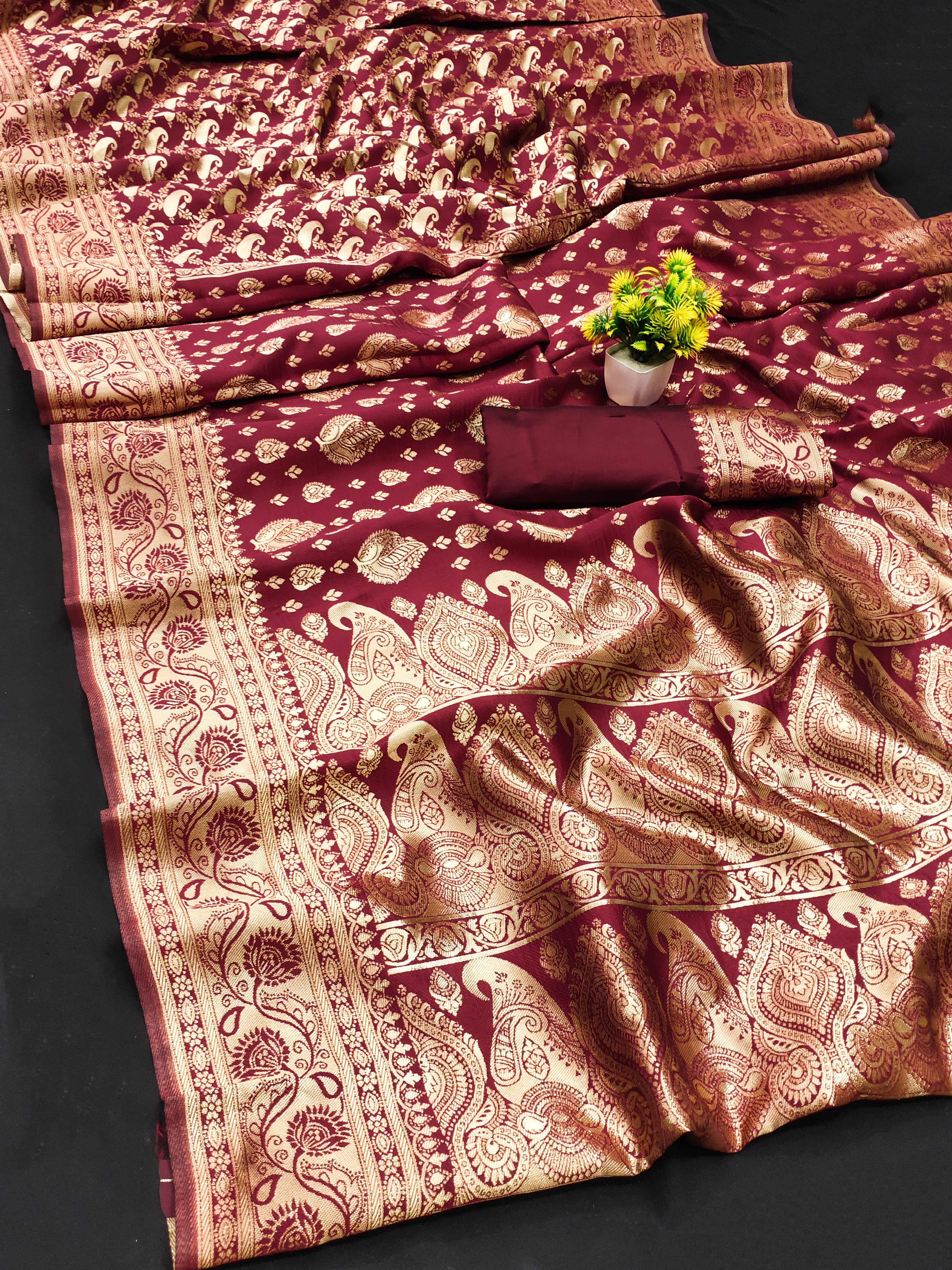     			Maayro Silk Blend Embellished Banarasi saree With Unstitched Blouse Piece ( Maroon )