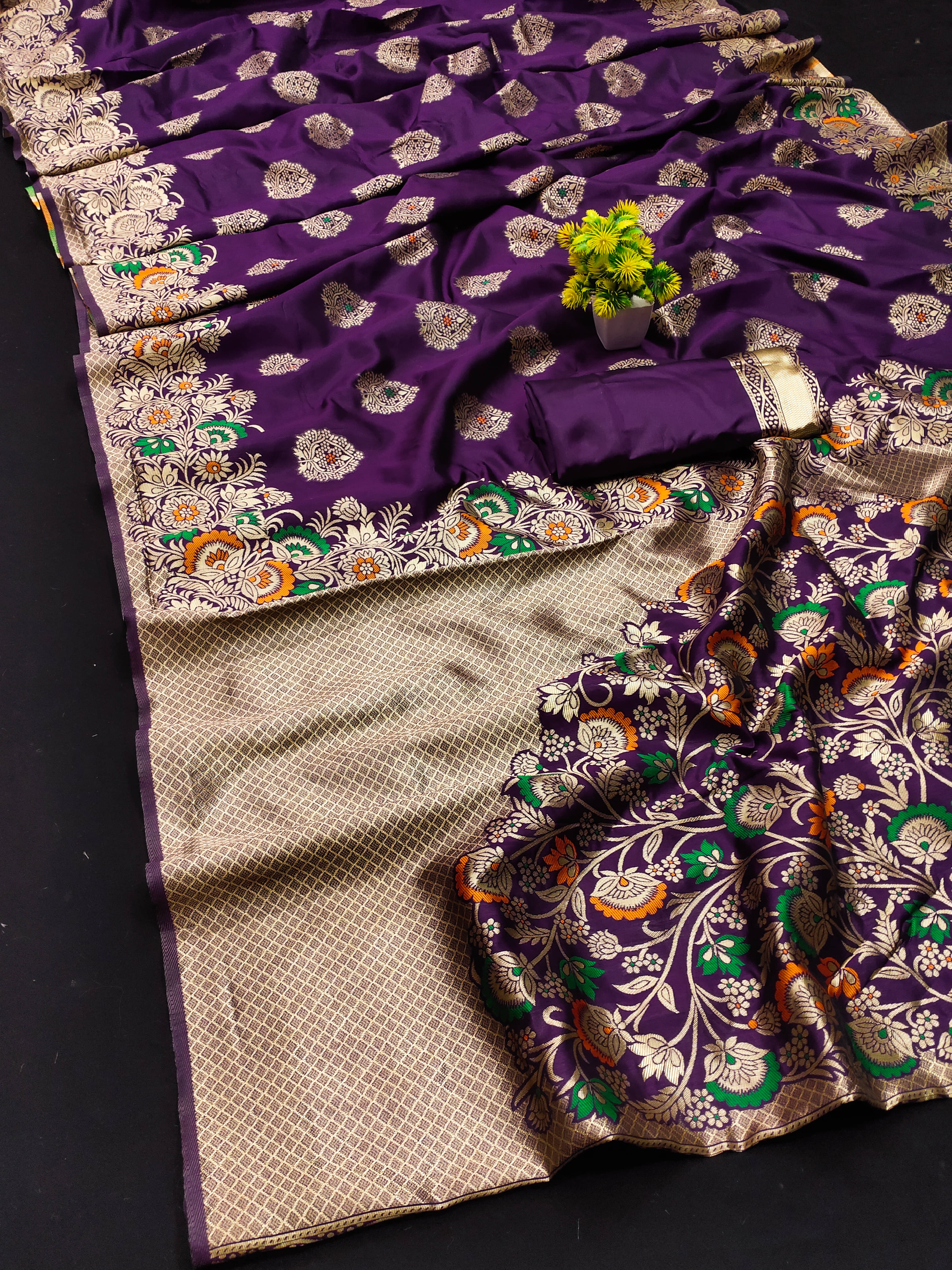     			Maayro Silk Blend Embellished Banarasi saree With Unstitched Blouse Piece ( Wine )