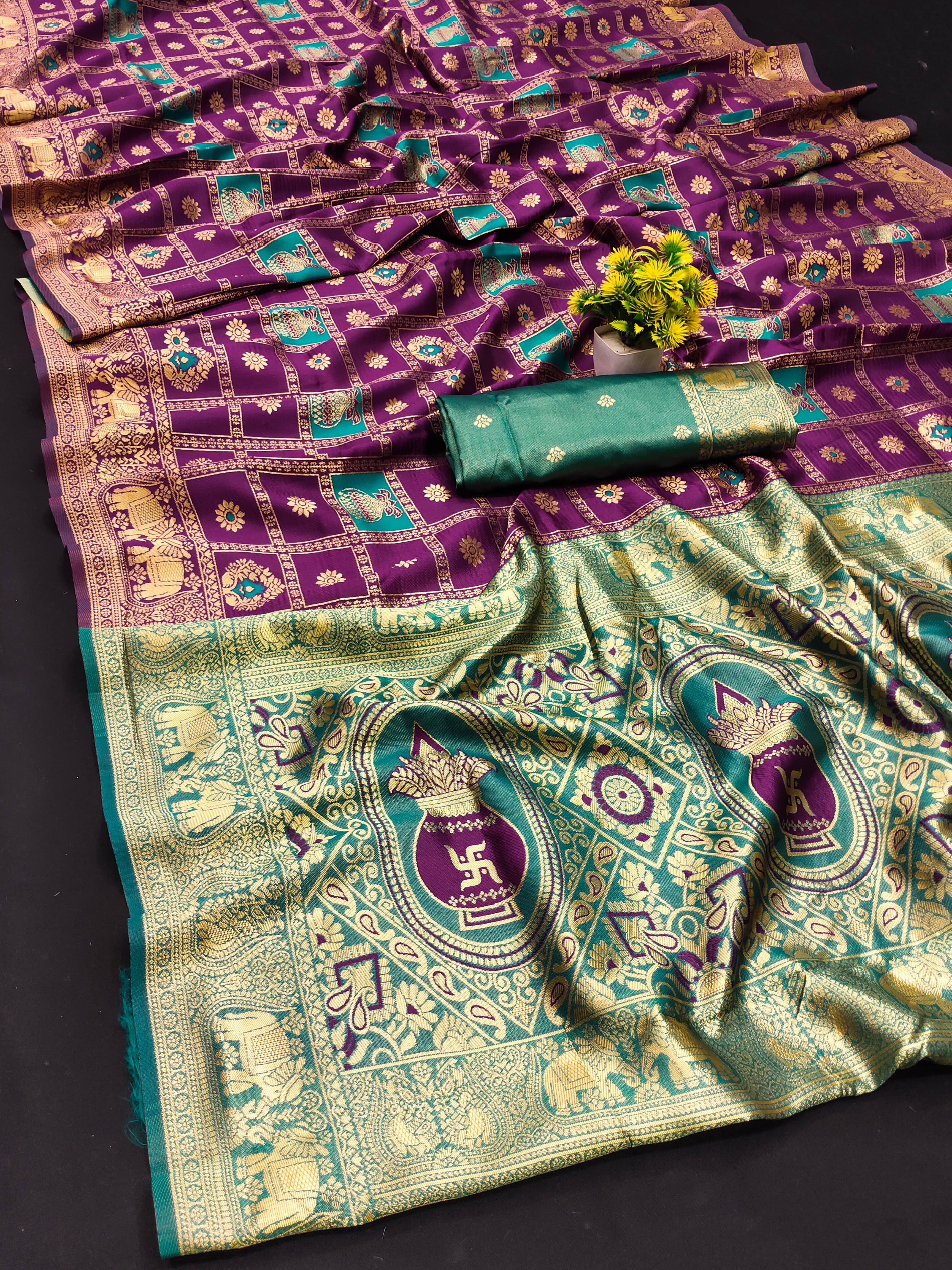     			Maayro Silk Blend Embellished Banarasi saree With Unstitched Blouse Piece ( Wine )