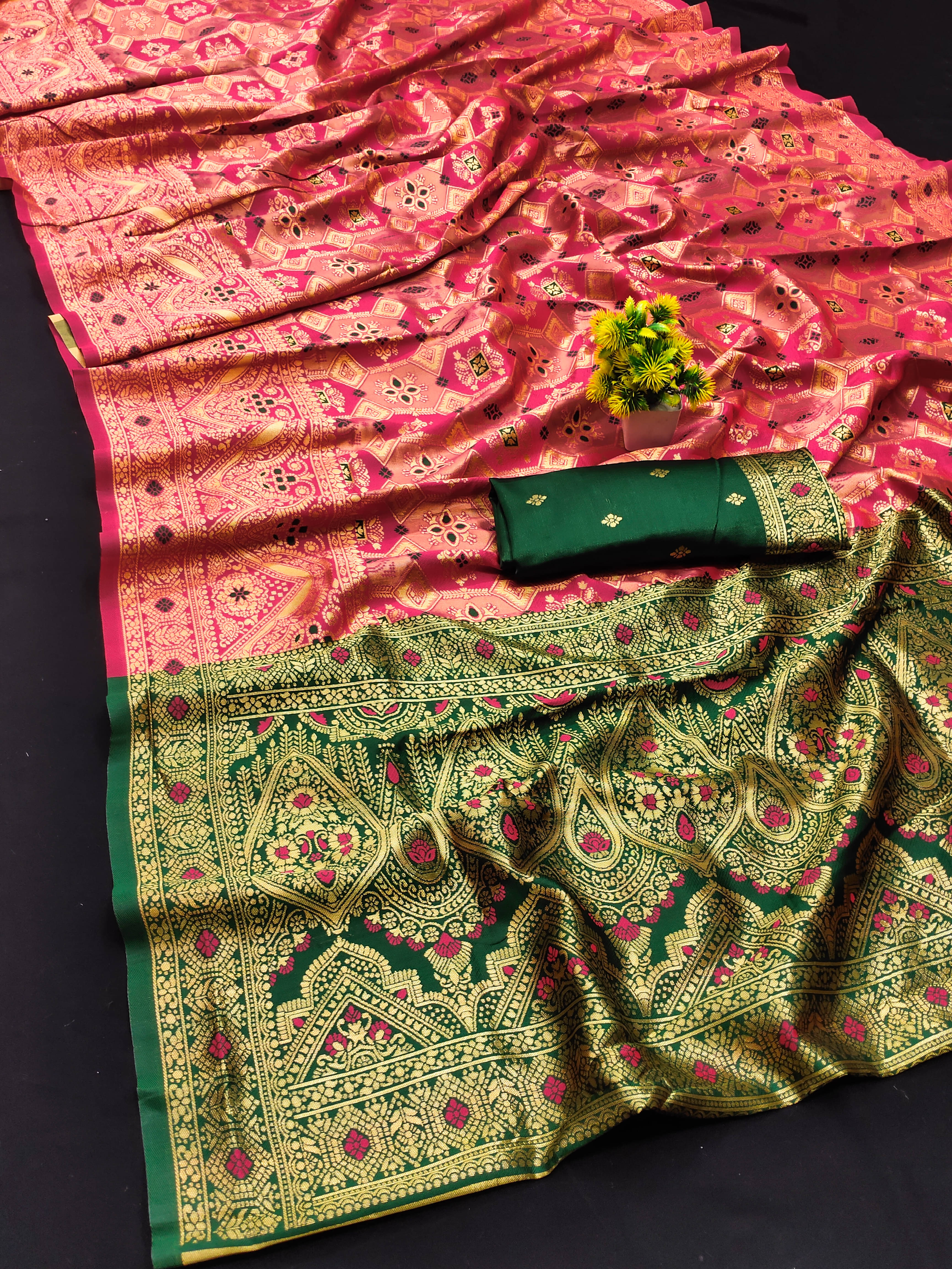     			Maayro Silk Blend Embellished Banarasi saree With Unstitched Blouse Piece ( Peach )