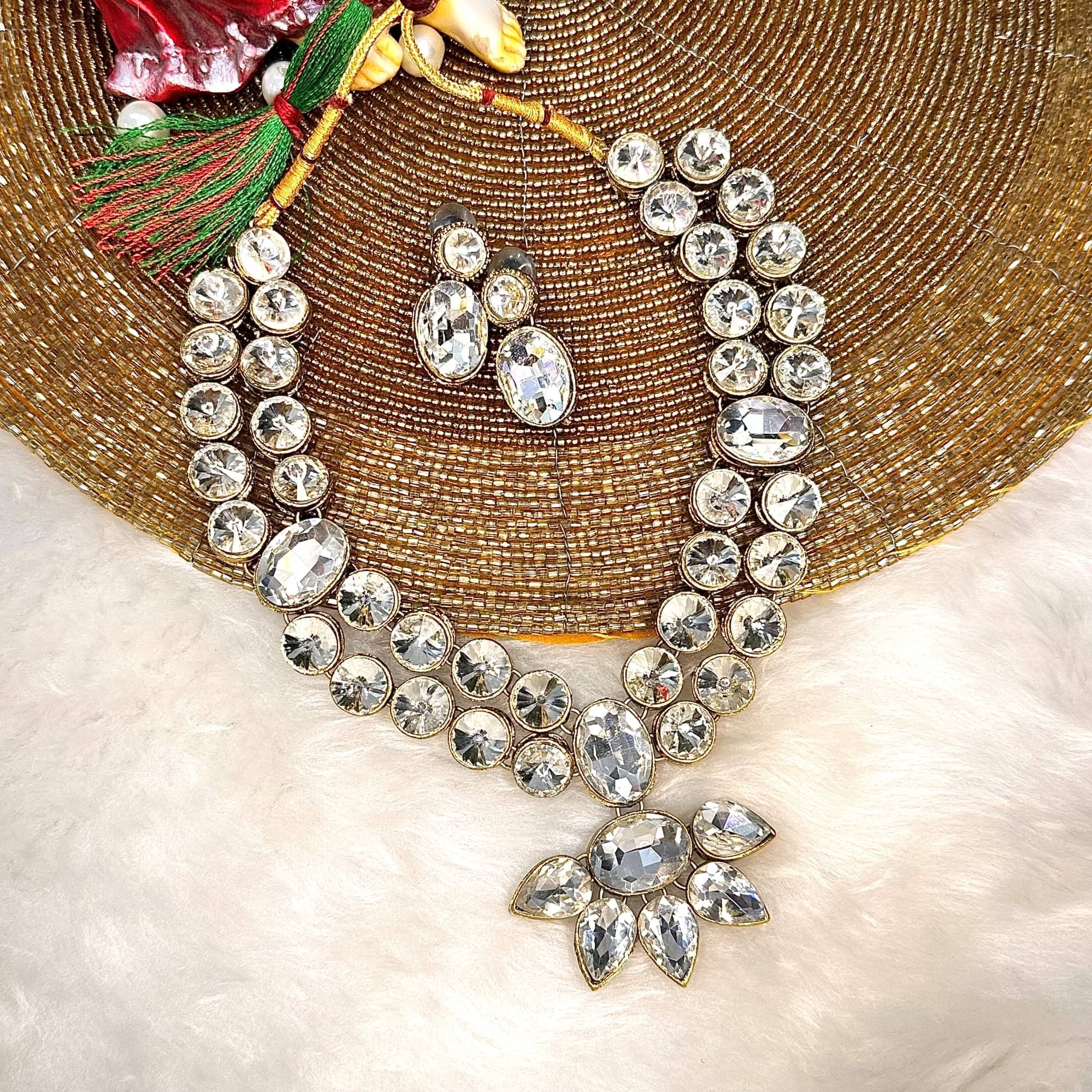     			Dhivara White Alloy Necklace Set ( Pack of 1 )