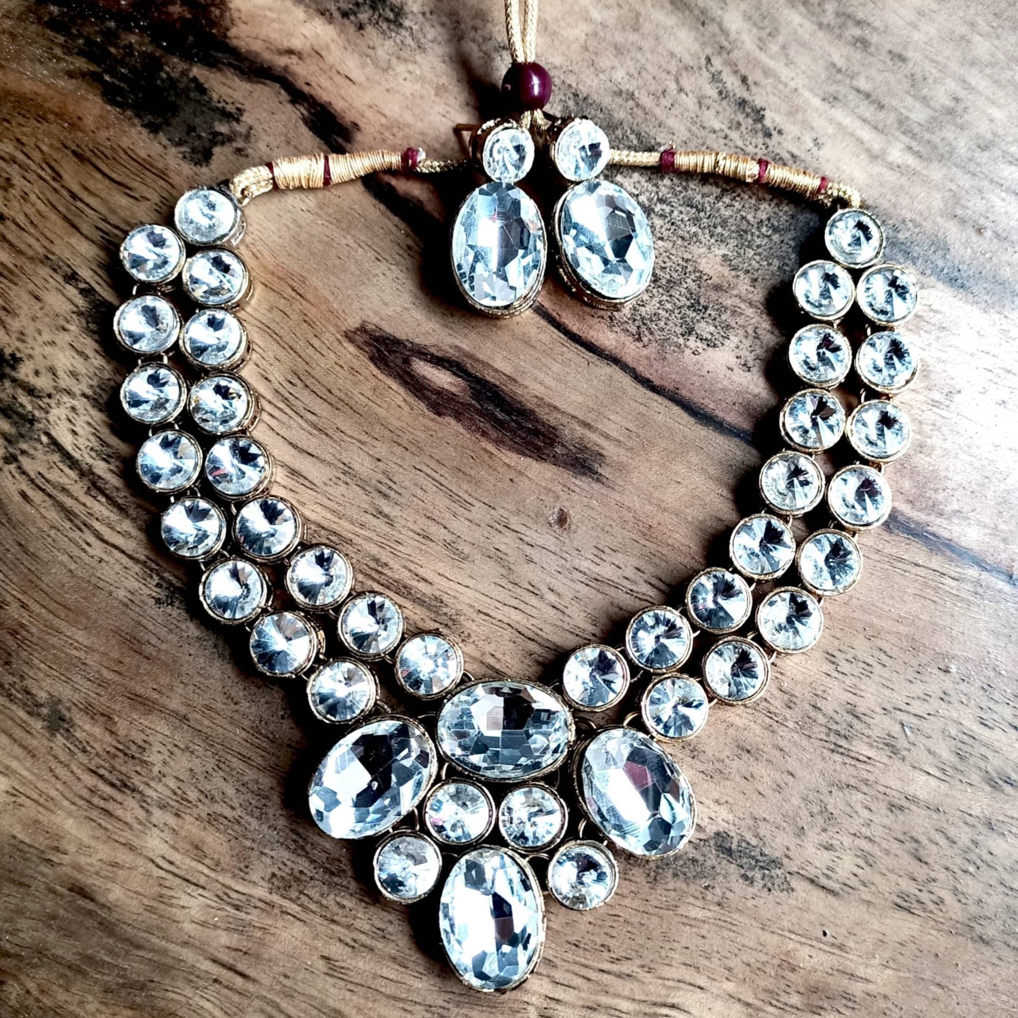     			Dhivara White Alloy Necklace Set ( Pack of 1 )