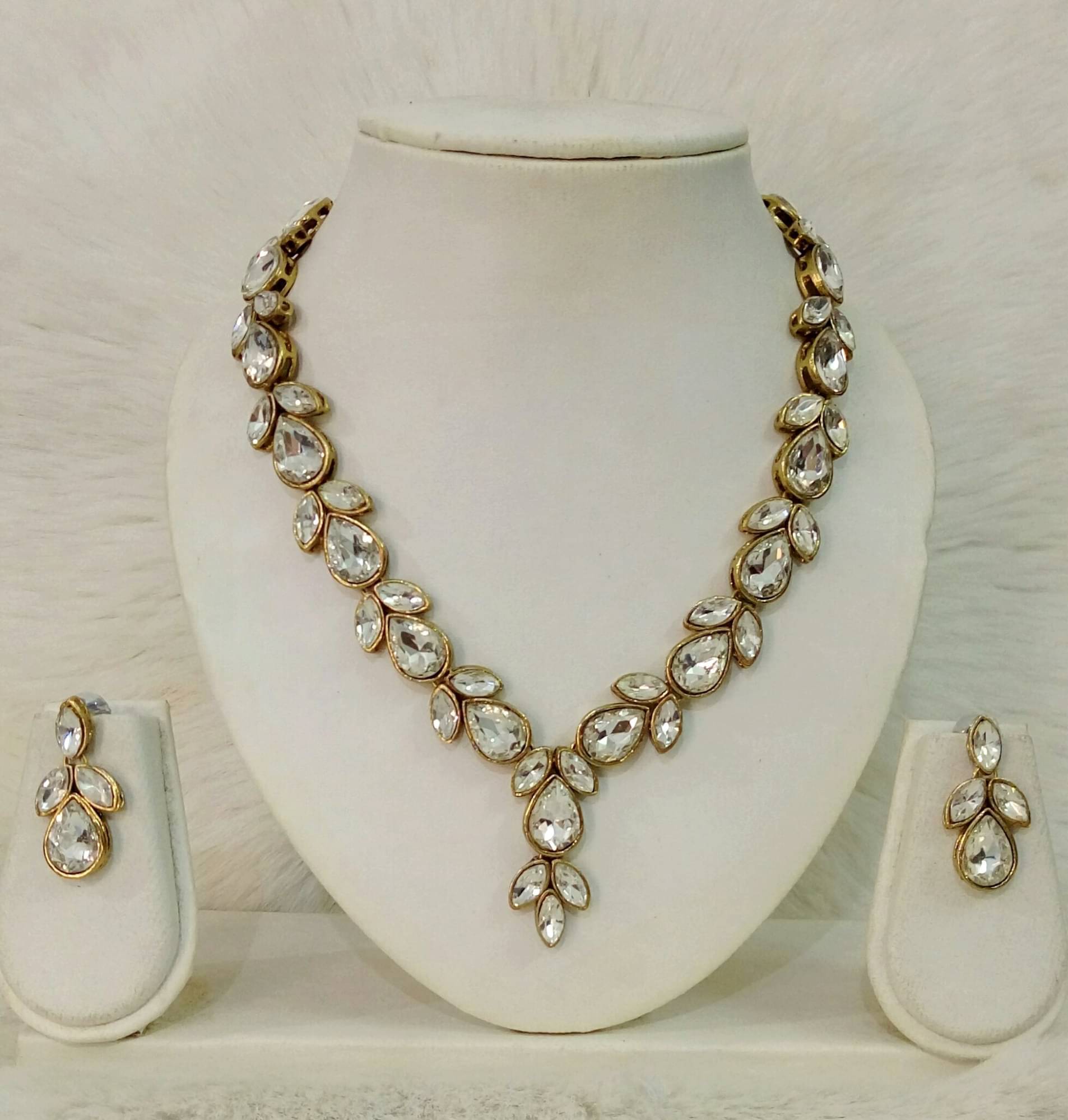     			Dhivara White Alloy Necklace Set ( Pack of 1 )