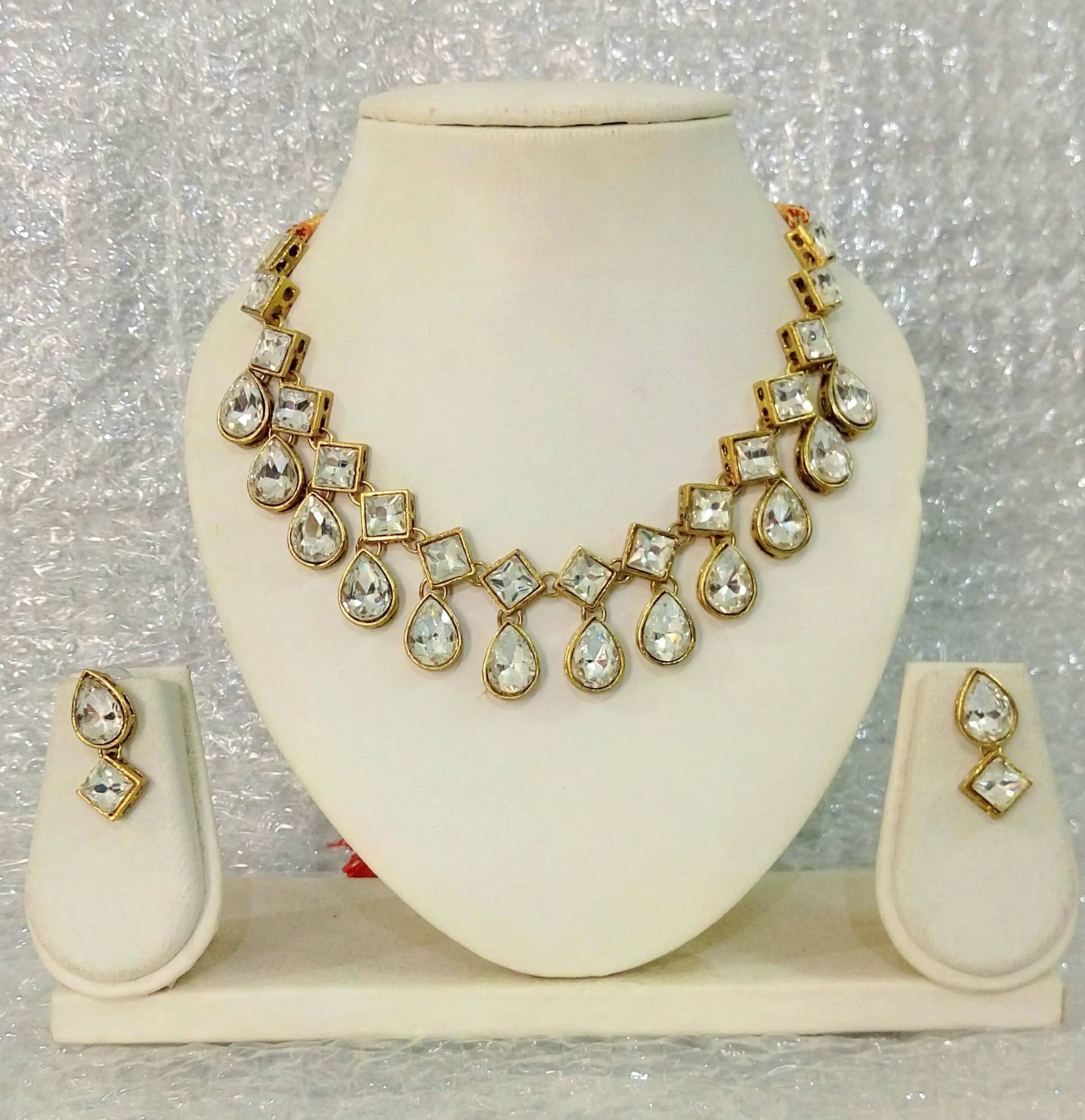     			Dhivara White Alloy Necklace Set ( Pack of 1 )