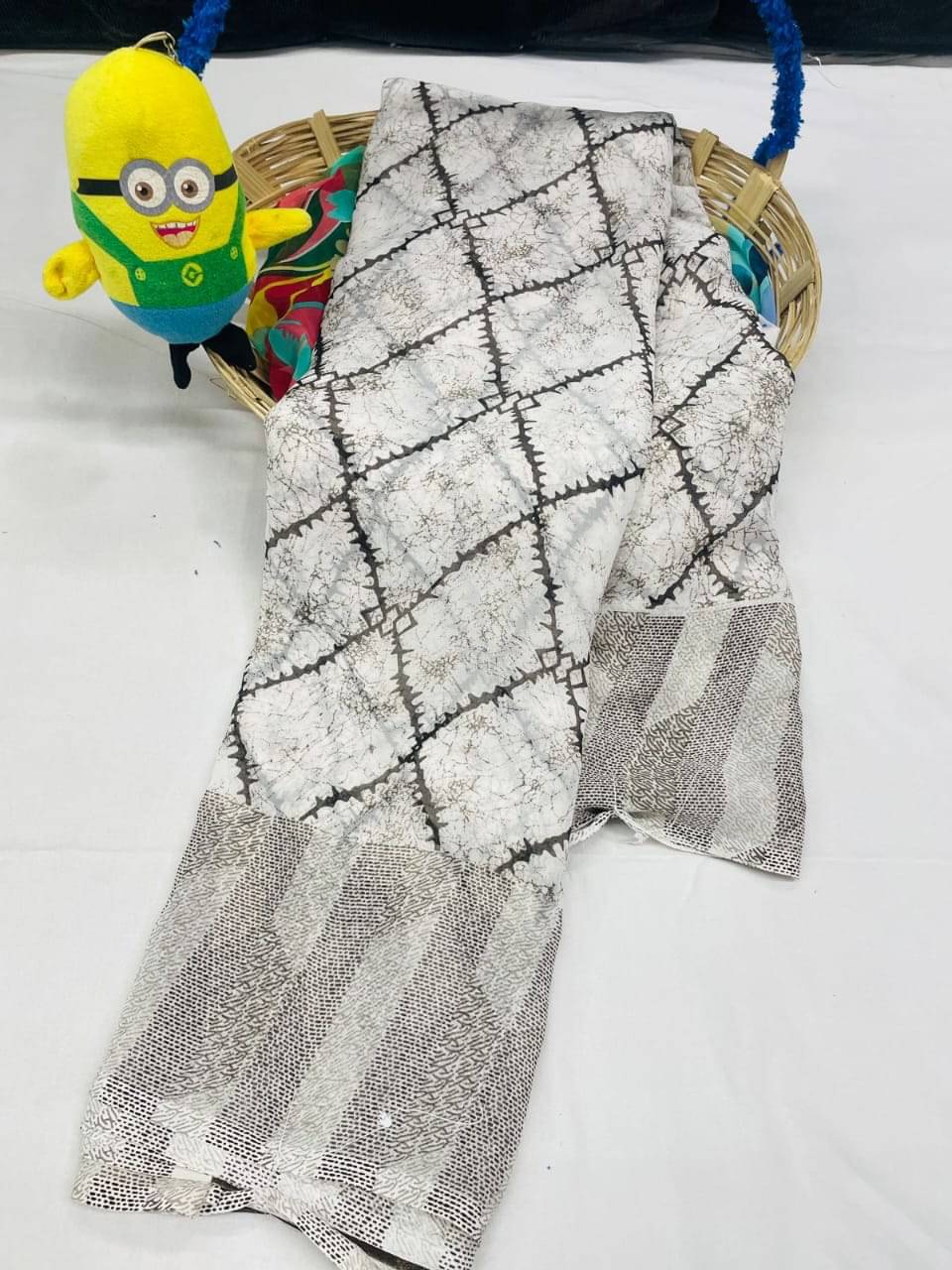 SHIRODHARI Georgette Printed Saree With Unstitched Blouse Piece ( White ) SHIRODHARI Georgette Printed Saree With Unstitched Blouse Piece ( White )
