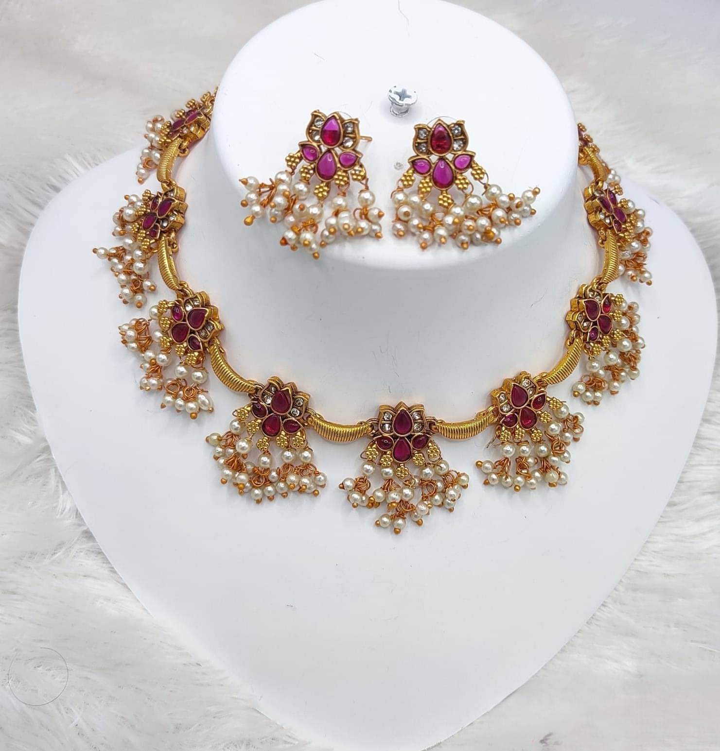     			Yuzi Jewells Red Alloy Necklace Set ( Pack of 1 )