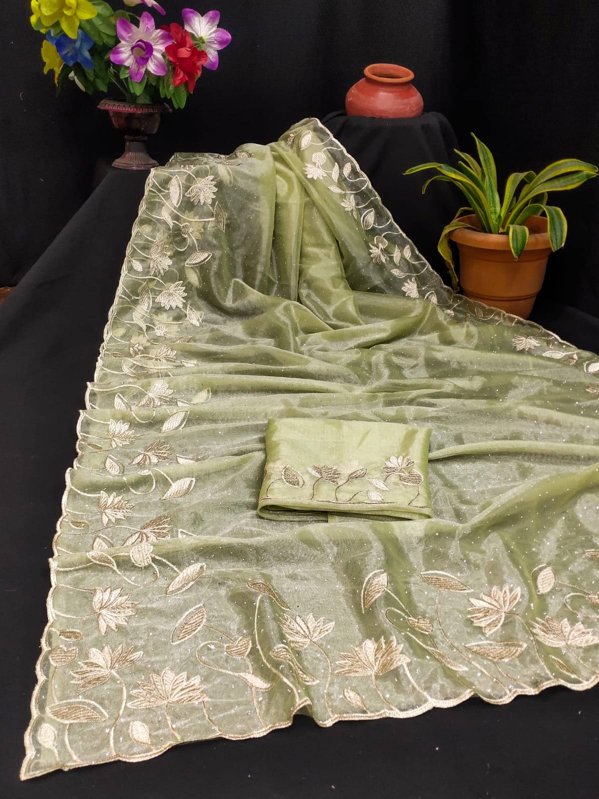     			kyara group Organza Embroidered Kanjeevaram Sarees With Unstitched Blouse Piece ( Light Green )