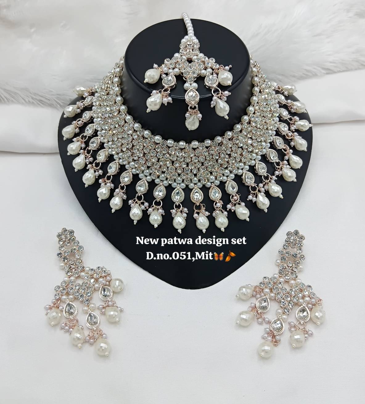     			Padmavati Bangles White Alloy Necklace Set ( Pack of 1 )
