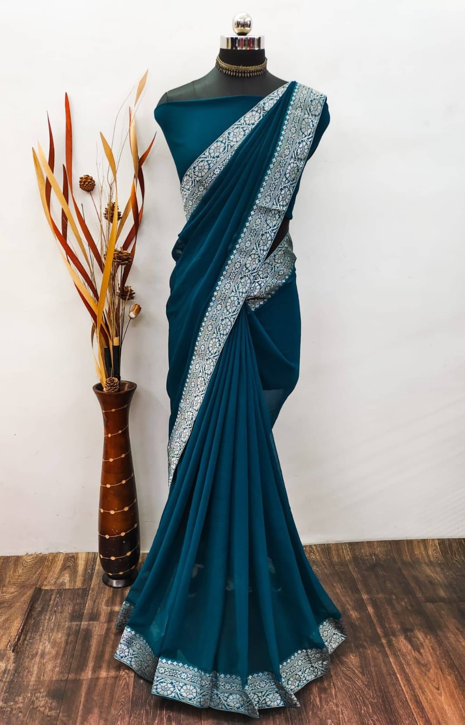     			Shree Mahantam Georgette Solid Saree With Unstitched Blouse Piece ( Teal )