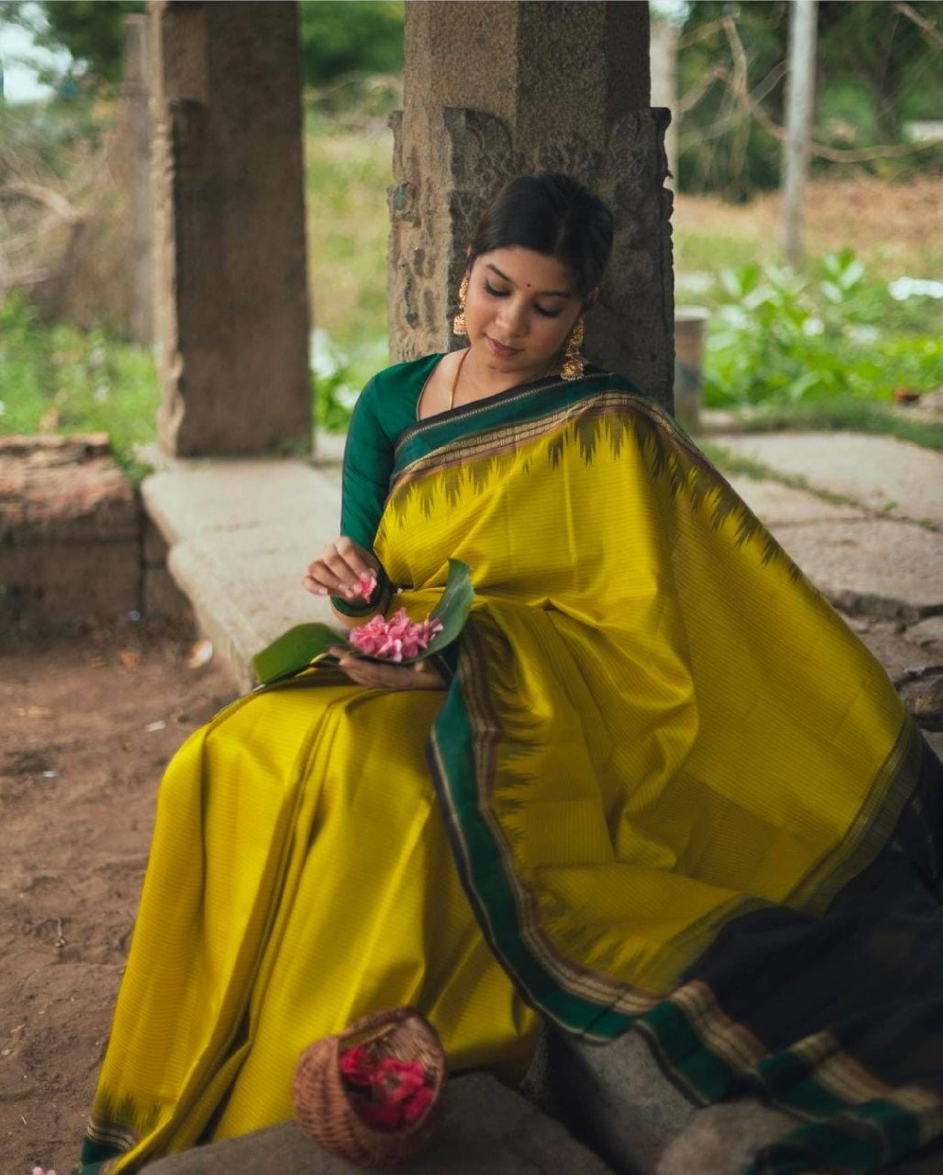     			Shree Mahantam Jacquard Solid Saree With Unstitched Blouse Piece ( Yellow )