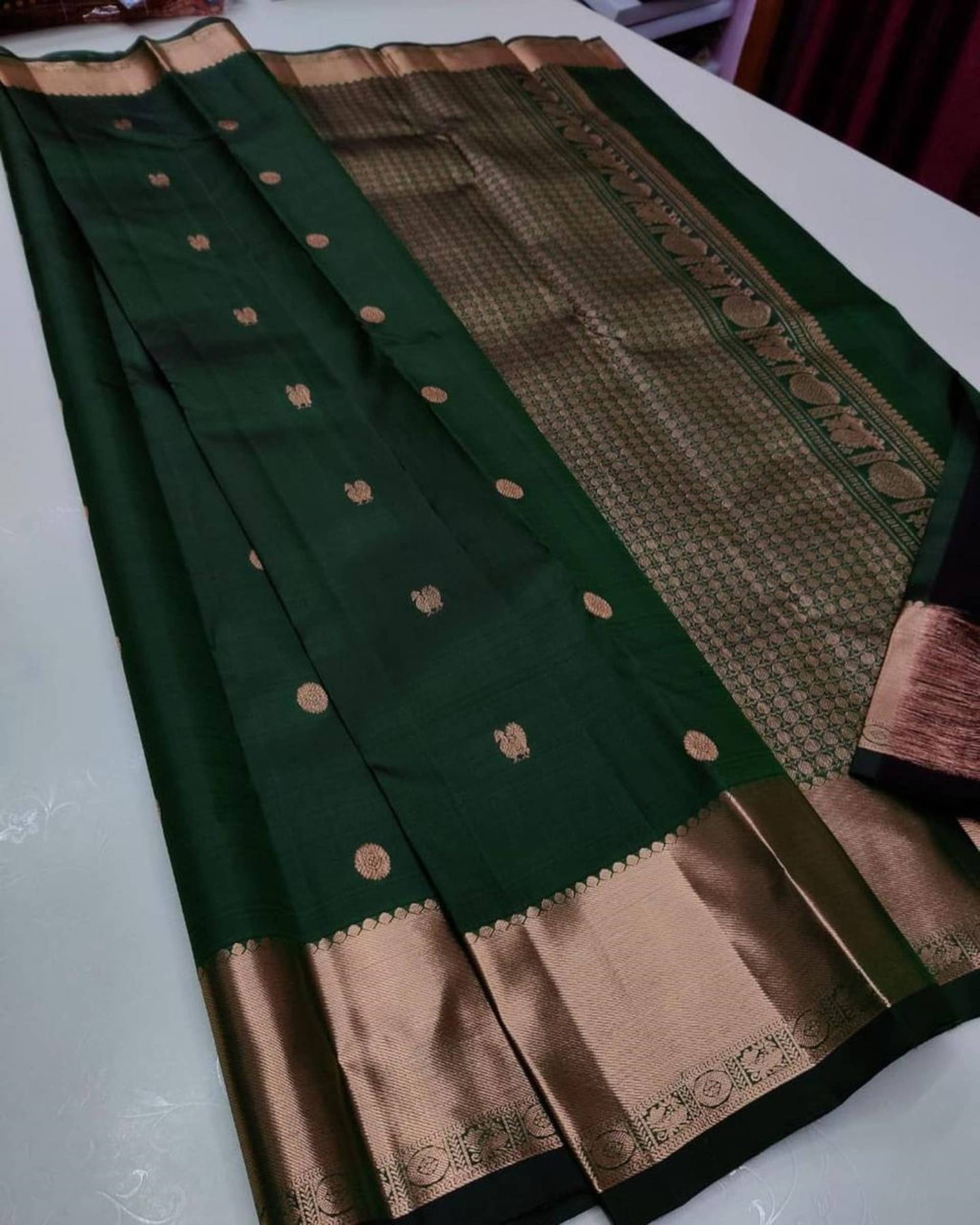 Shree Mahantam Silk Solid Saree With Unstitched Blouse Piece ( Green ) Shree Mahantam Silk Solid Saree With Unstitched Blouse Piece ( Green )