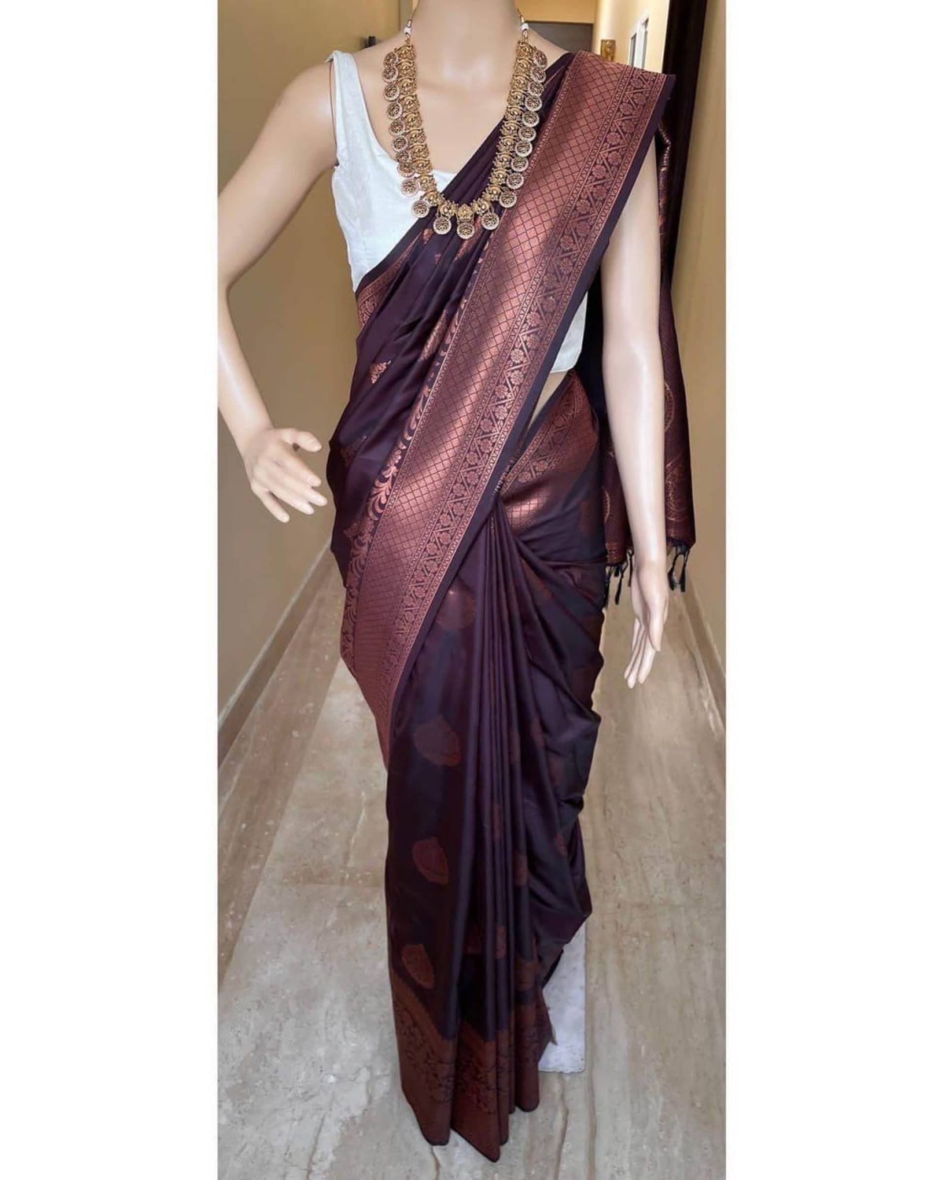 Shree Mahantam Silk Solid Saree With Unstitched Blouse Piece ( Maroon ) Shree Mahantam Silk Solid Saree With Unstitched Blouse Piece ( Maroon )