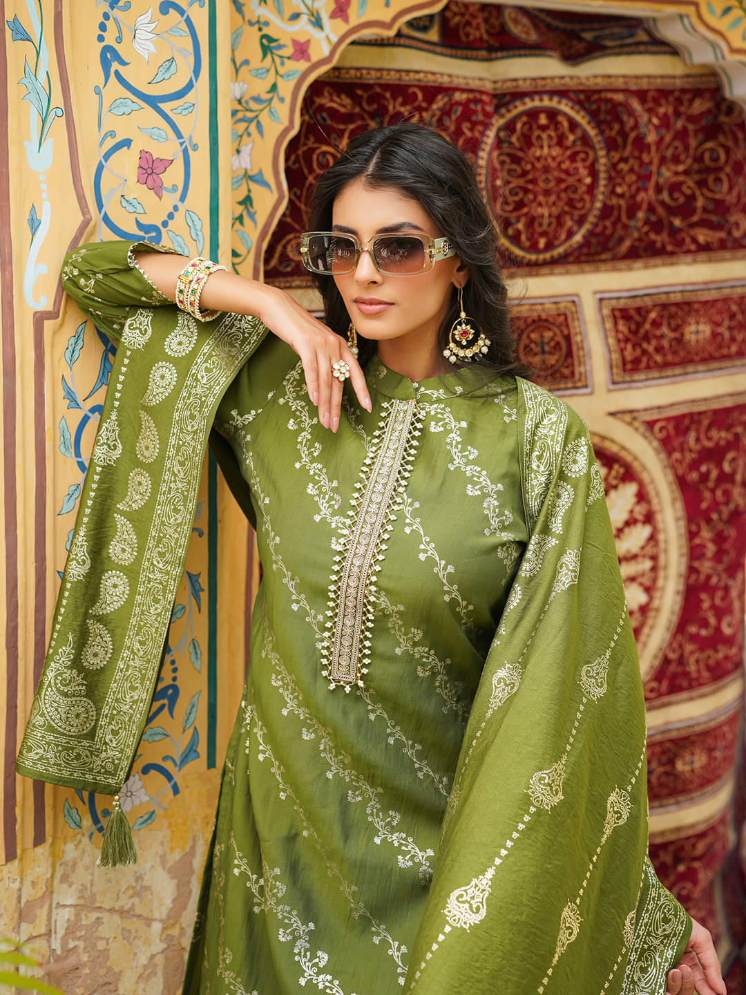 Vaamsi Women Silk Blend Printed Straight Kurti With Pants ( Olive ) Vaamsi Women Silk Blend Printed Straight Kurti With Pants ( Olive )