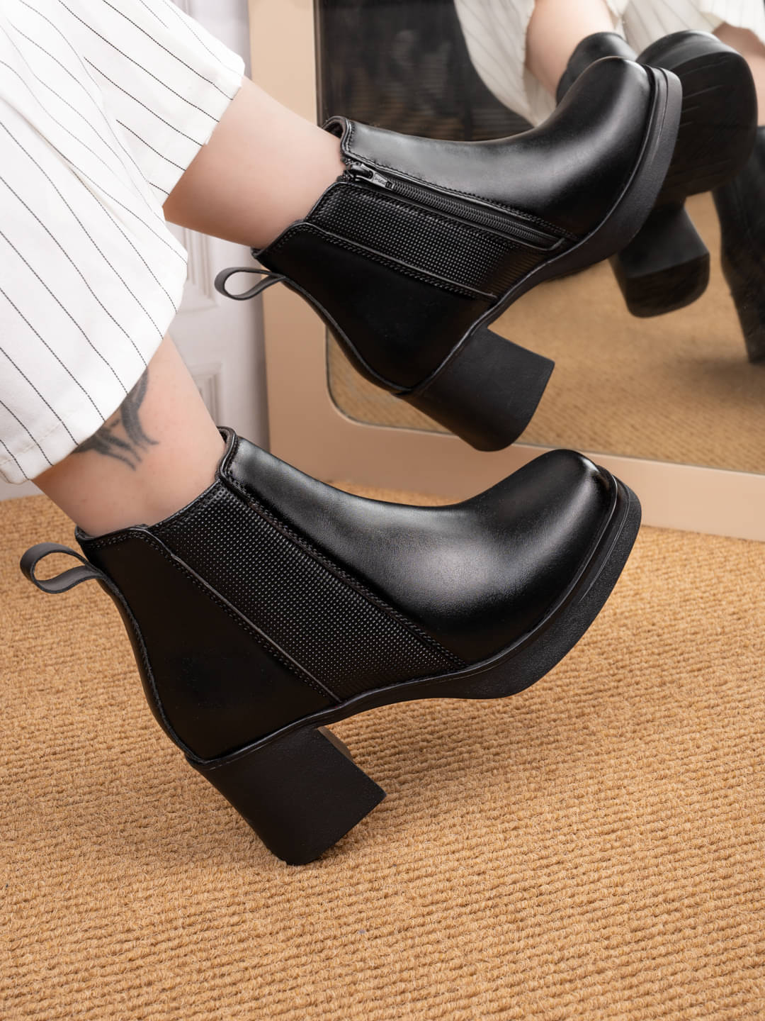     			Fentacia Black Women's Ankle Length Boots