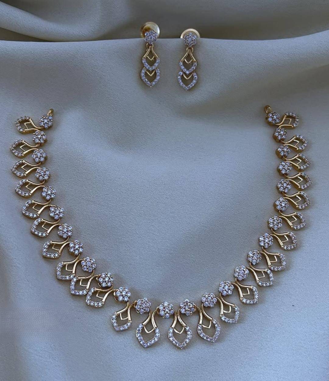     			Pamadhya White Copper Necklace Set ( Pack of 1 )