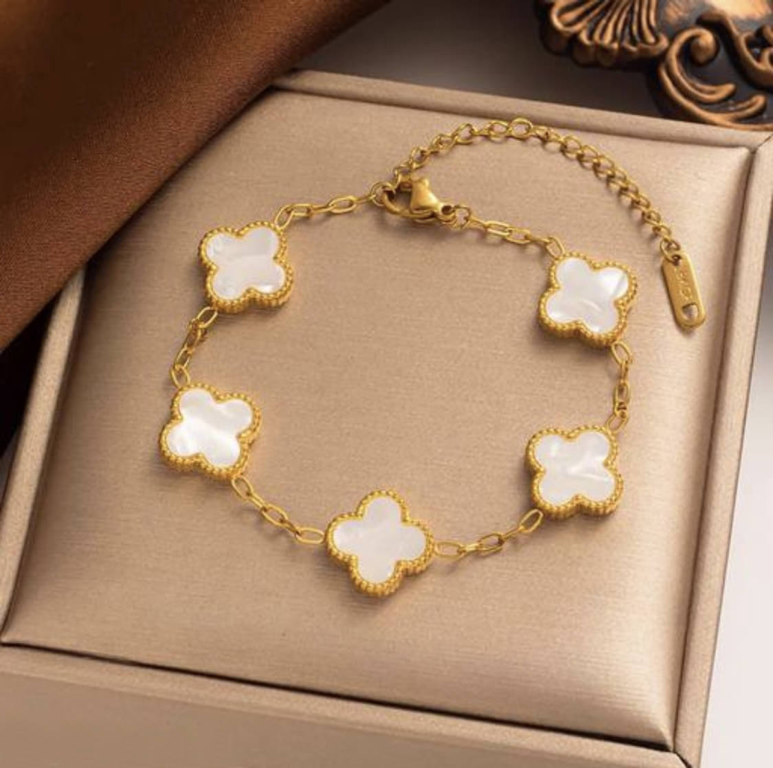     			GlowNest White Bracelet ( Pack of 1 )