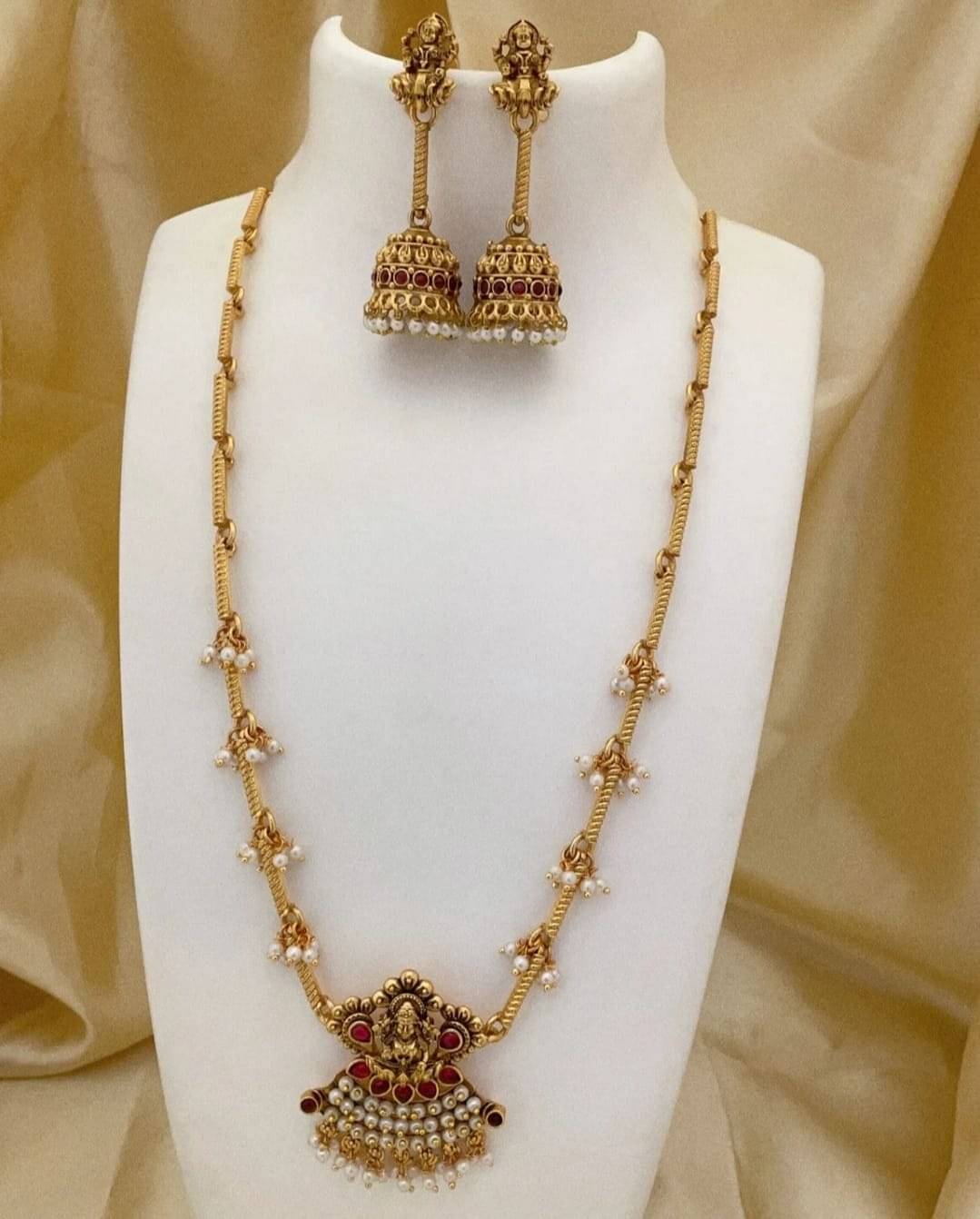     			Shilpa Creation Red Alloy Necklace Set ( Pack of 1 )