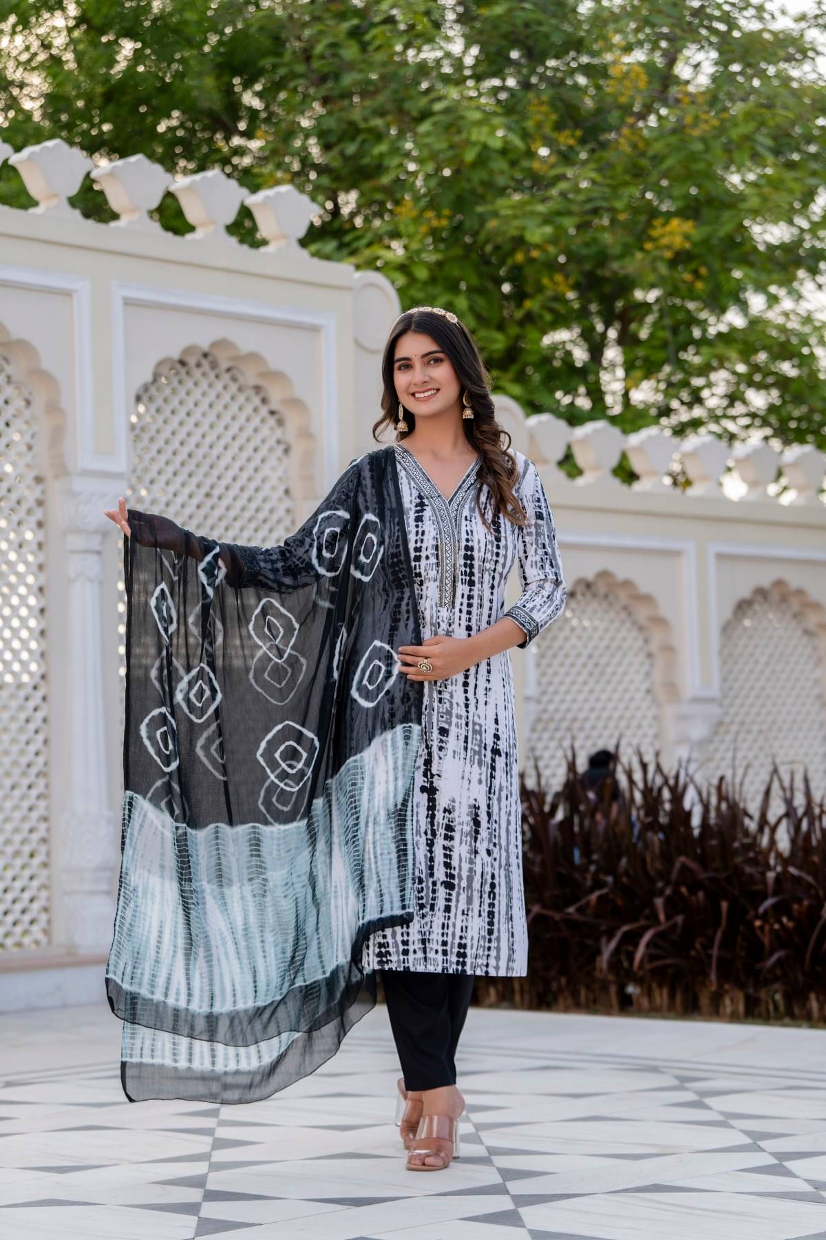 Lee Moda Women Rayon Printed Straight Kurti With Palazzo ( Black )     			Lee Moda Women Rayon Printed Straight Kurti With Palazzo ( Black )