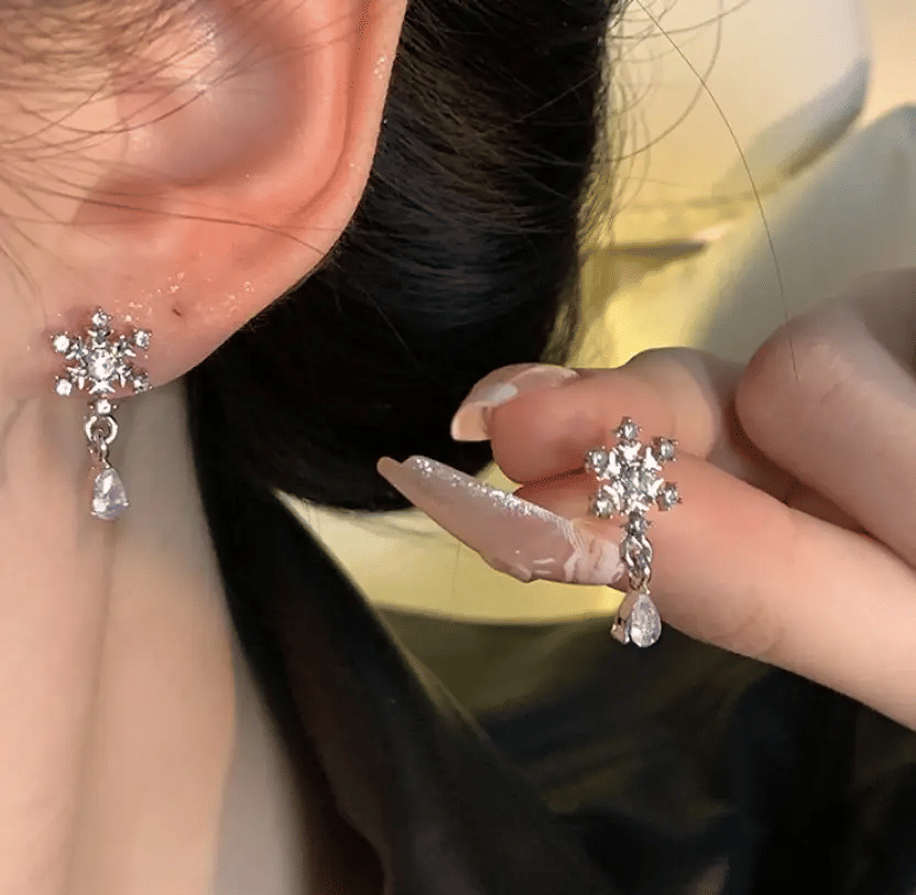     			Opus Gems White Stud Earrings ( Pack of 1 )