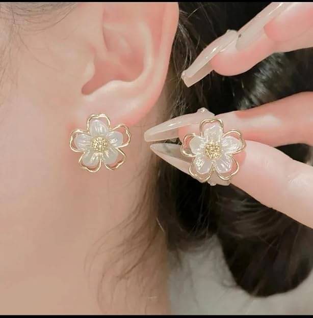     			Opus Gems White Stud Earrings ( Pack of 1 )