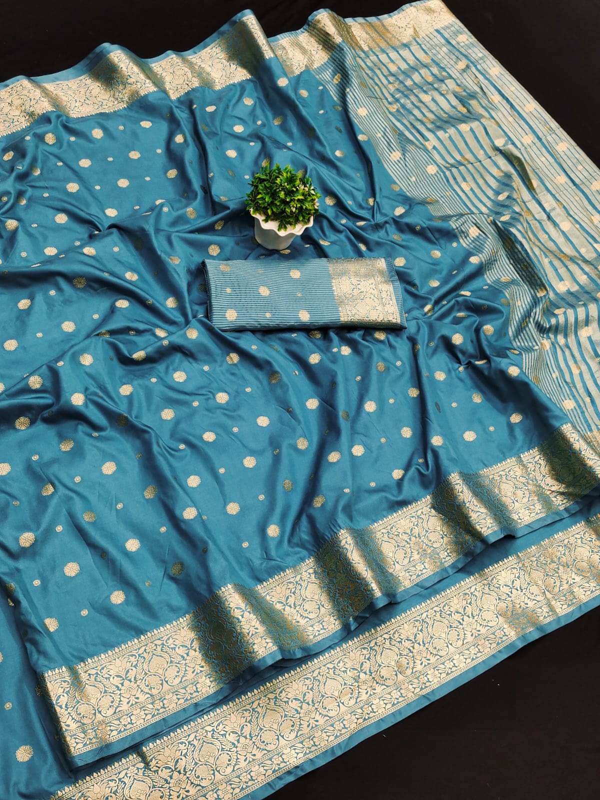 Apnisha Silk Blend Solid Saree With Unstitched Blouse Piece ( Sky Blue ) Apnisha Silk Blend Solid Saree With Unstitched Blouse Piece ( Sky Blue )