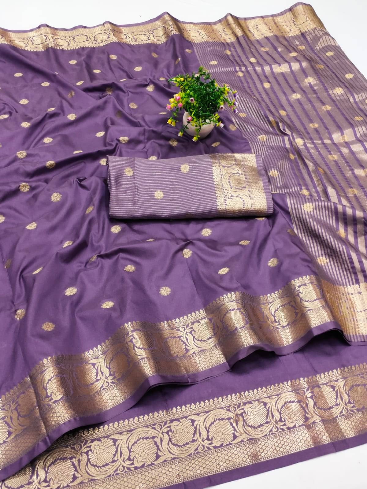 Apnisha Silk Blend Solid Saree With Unstitched Blouse Piece ( Purple ) Apnisha Silk Blend Solid Saree With Unstitched Blouse Piece ( Purple )