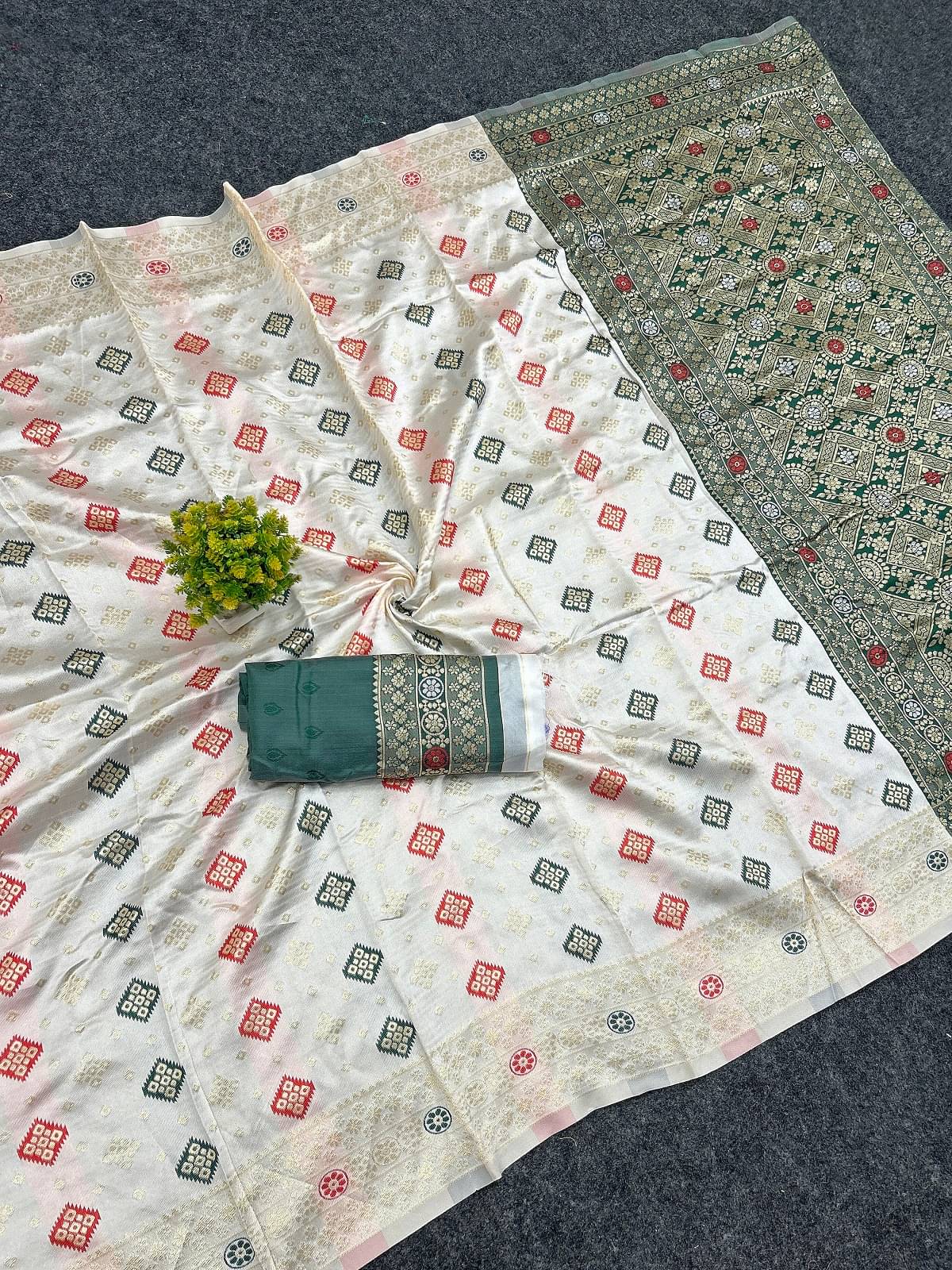     			Gazal Fashions Silk Woven Banarasi saree With Unstitched Blouse Piece ( Multicolor 3 )