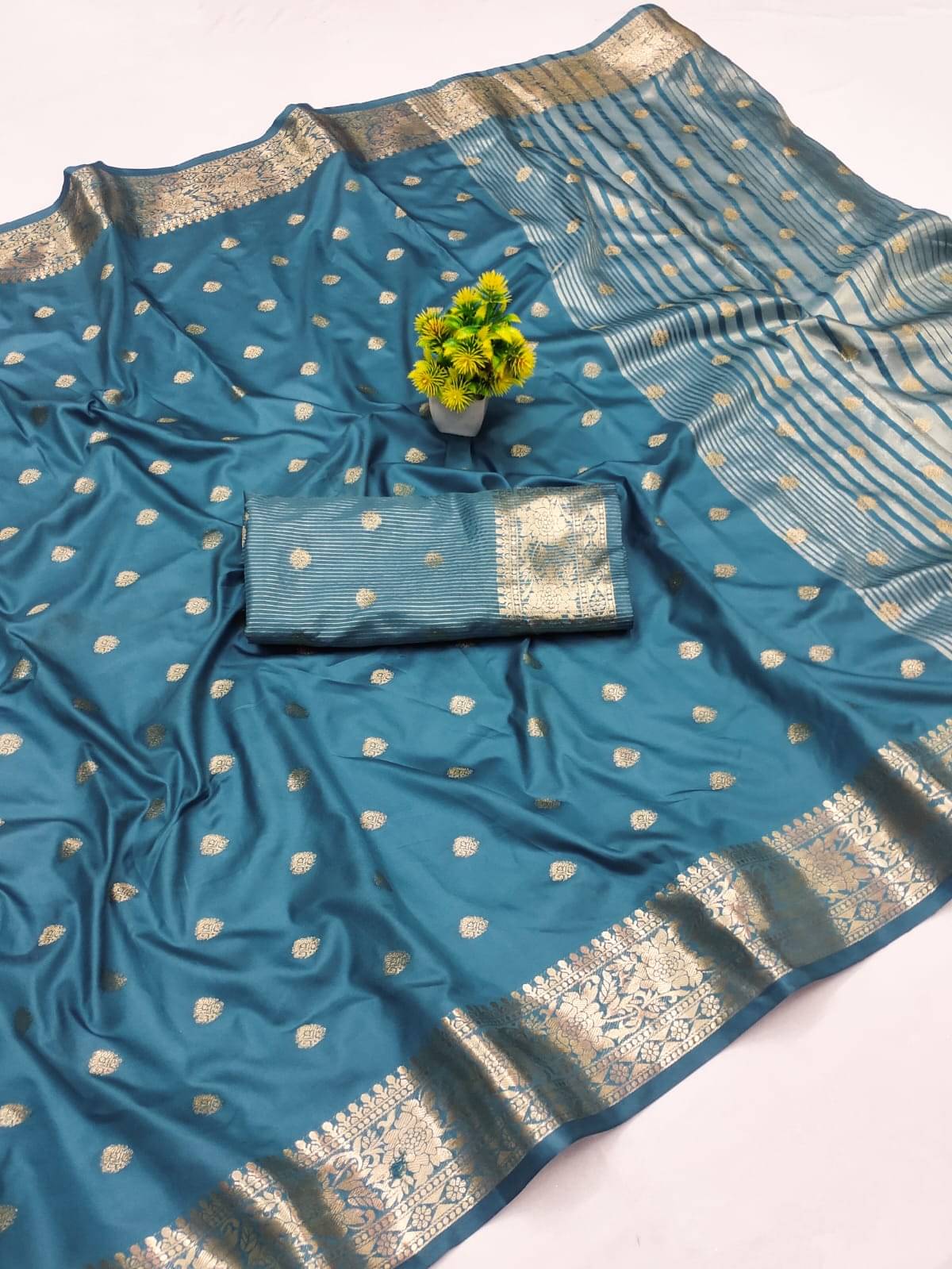    			JULEE Silk Blend Solid Saree With Unstitched Blouse Piece ( Sky Blue )