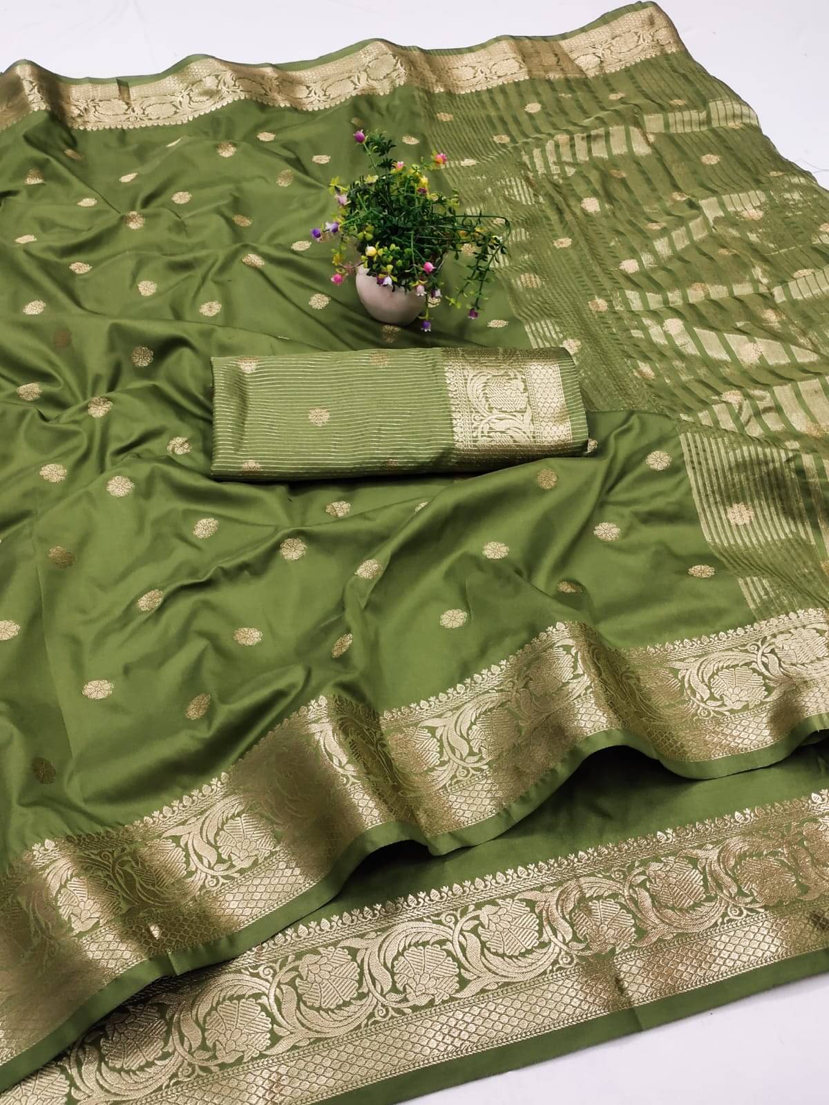JULEE Silk Blend Solid Saree With Unstitched Blouse Piece ( Sea Green ) JULEE Silk Blend Solid Saree With Unstitched Blouse Piece ( Sea Green )