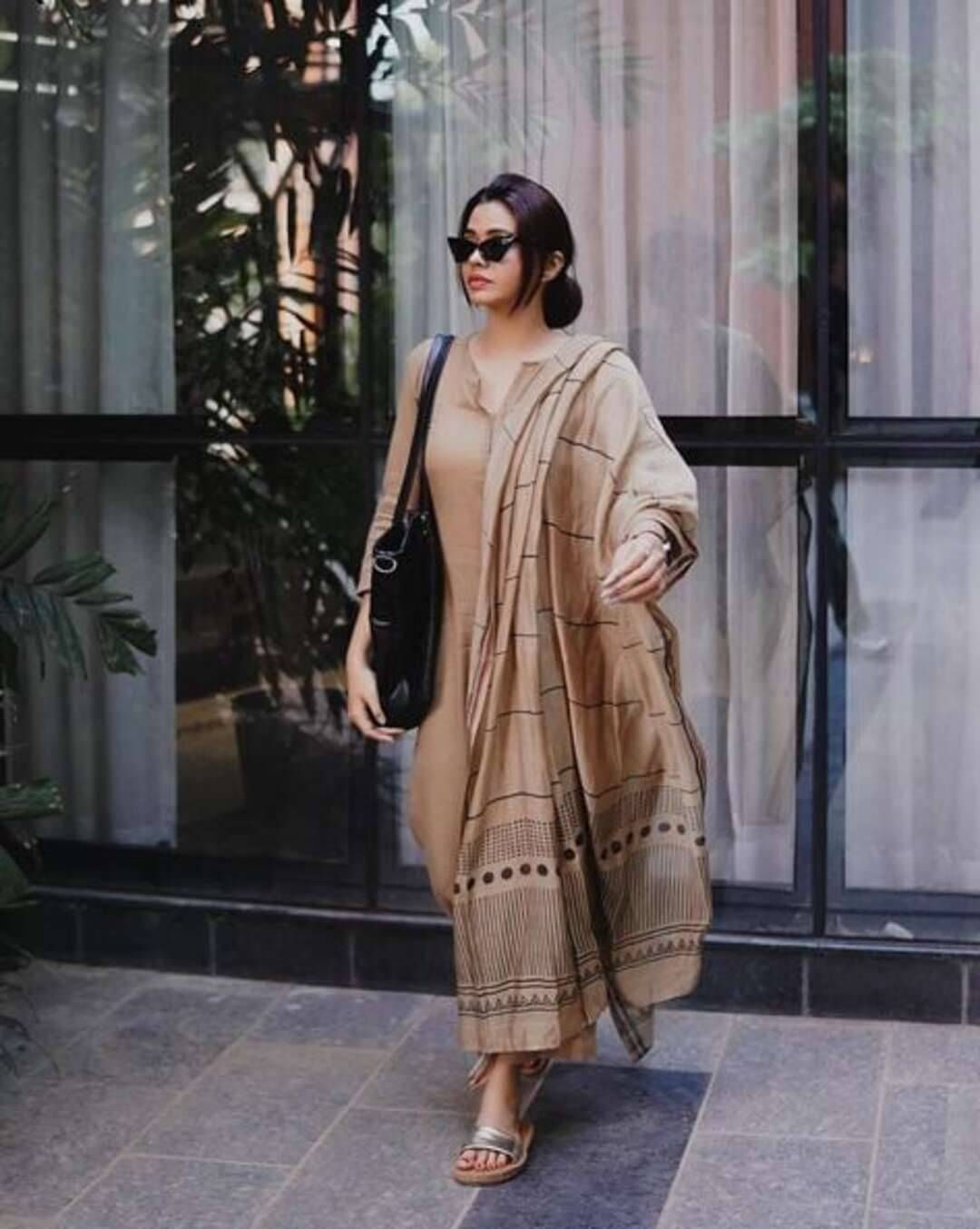 Jinal Creation Women Cotton Blend Self Design Straight Kurti With Palazzo ( Cream ) Jinal Creation Women Cotton Blend Self Design Straight Kurti With Palazzo ( Cream )